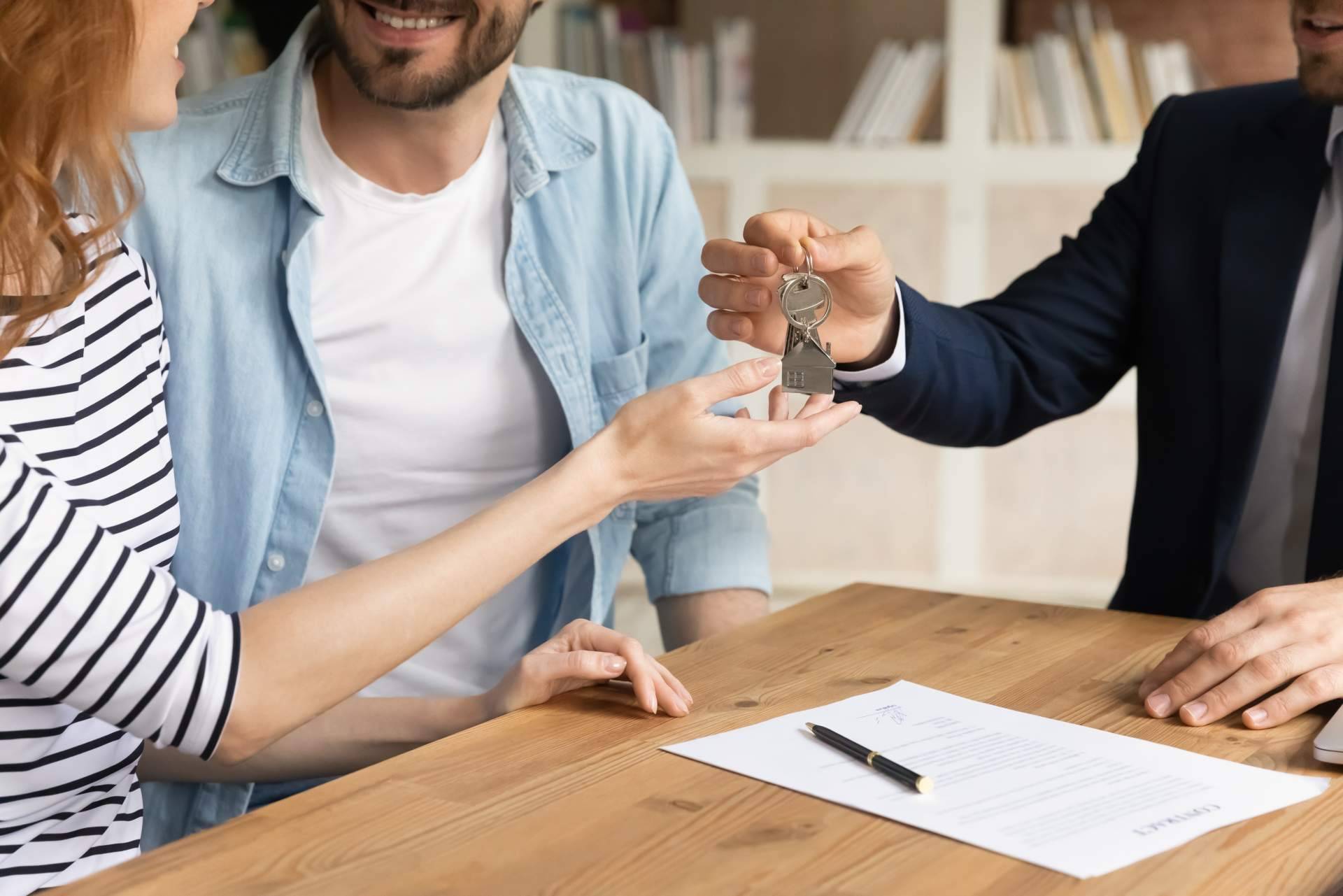 ¿Quién paga la comisión a la inmobiliaria en Inmoversion?