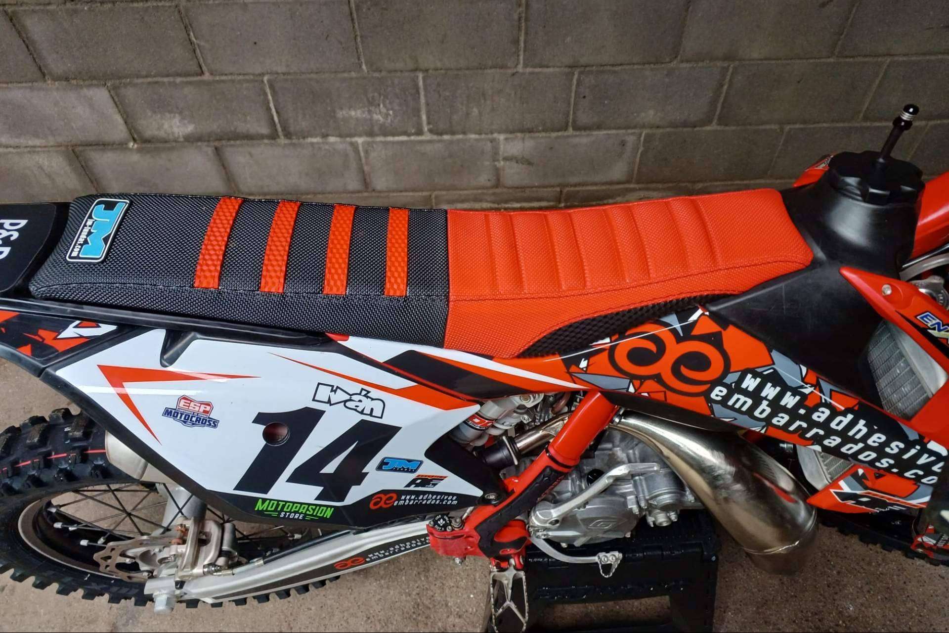Funda de asiento de motocross, catálogo disponible en ADHESIVOSEMBARRADOS