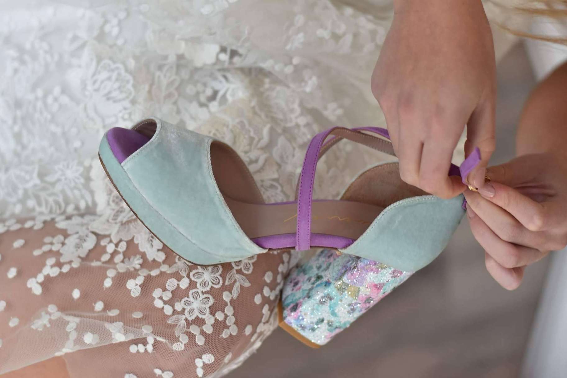 Decir sí al color en los zapatos de novia, con Calzado vitamina