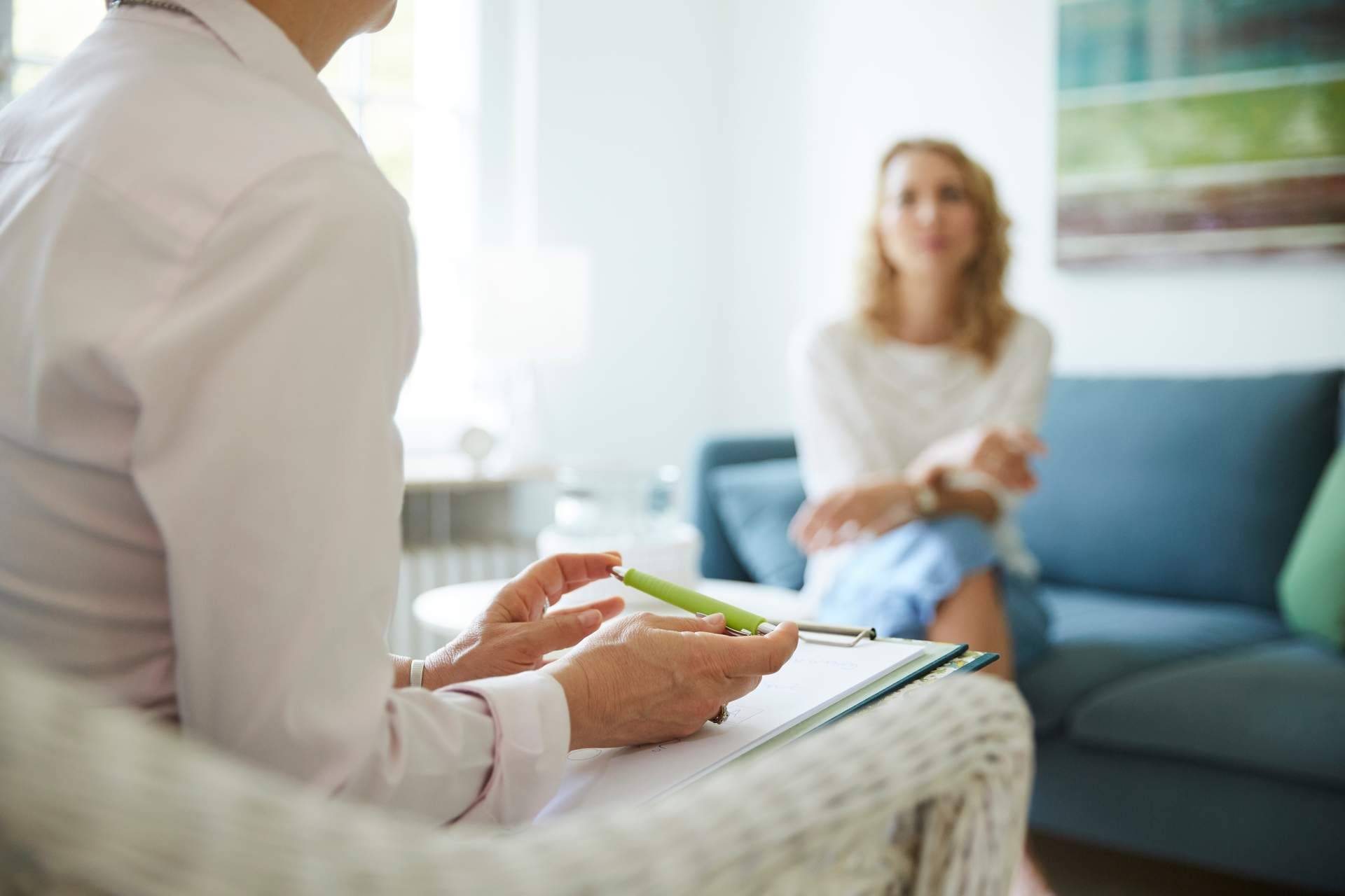¿Cuáles son los beneficios de la terapia breve integrativa y la hipnosis ericksoniana?, de la mano de la coach emocional Nuria Castro