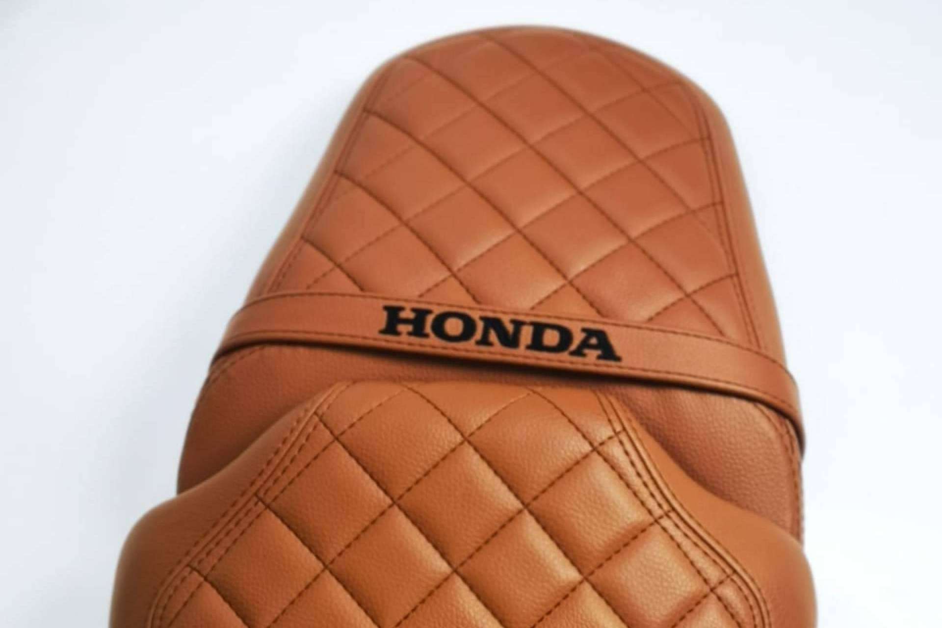 Un asiento cómodo moto para ir en carretera, proporcionado por FUNDAS