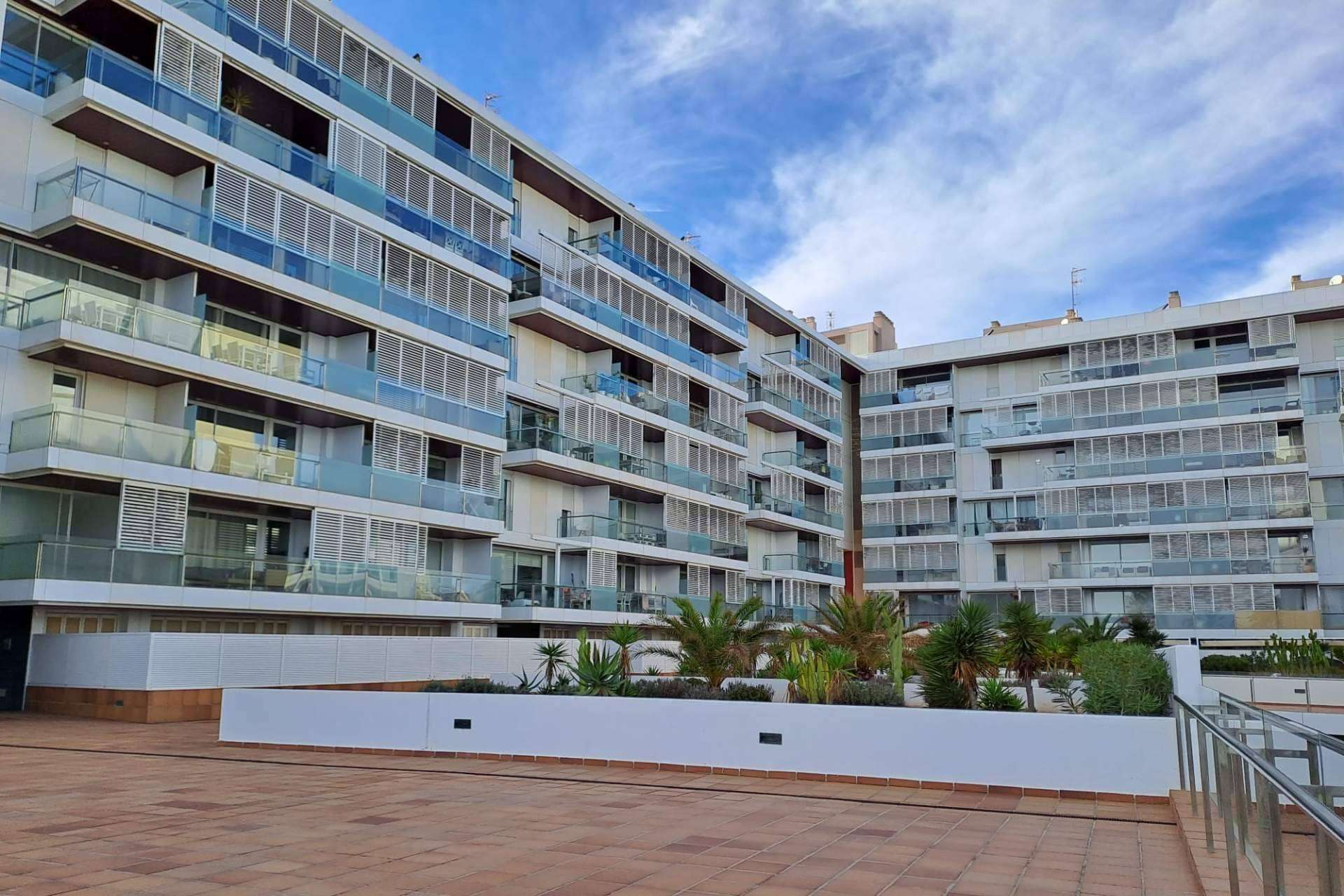 Oportunidad de inversión en Ibiza; viviendas y garajes en primera línea de la playa d’En Bossa