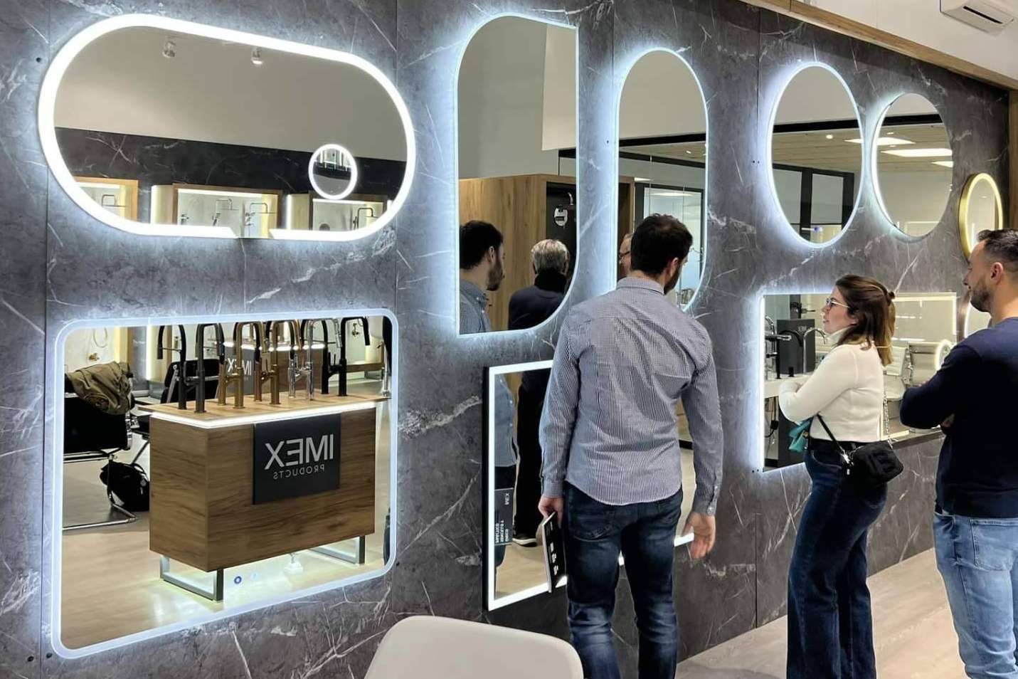Novedades en grifería y espejos en Cevisama 2024 con el showroom de Imex Products y Ledimex Led Mirrors