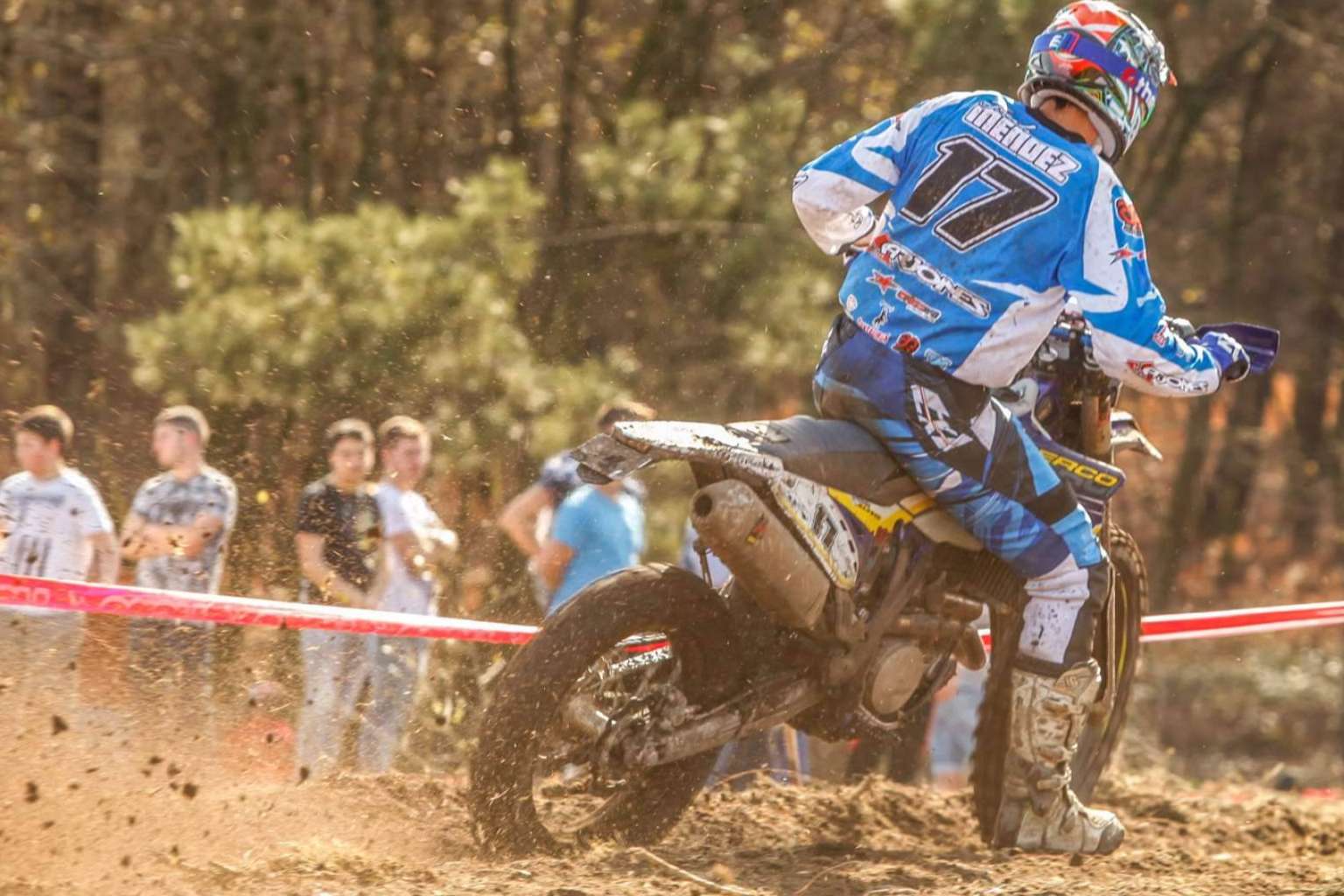 ADHESIVOSEMBARRADOS proporciona adhesivos para moto offroad