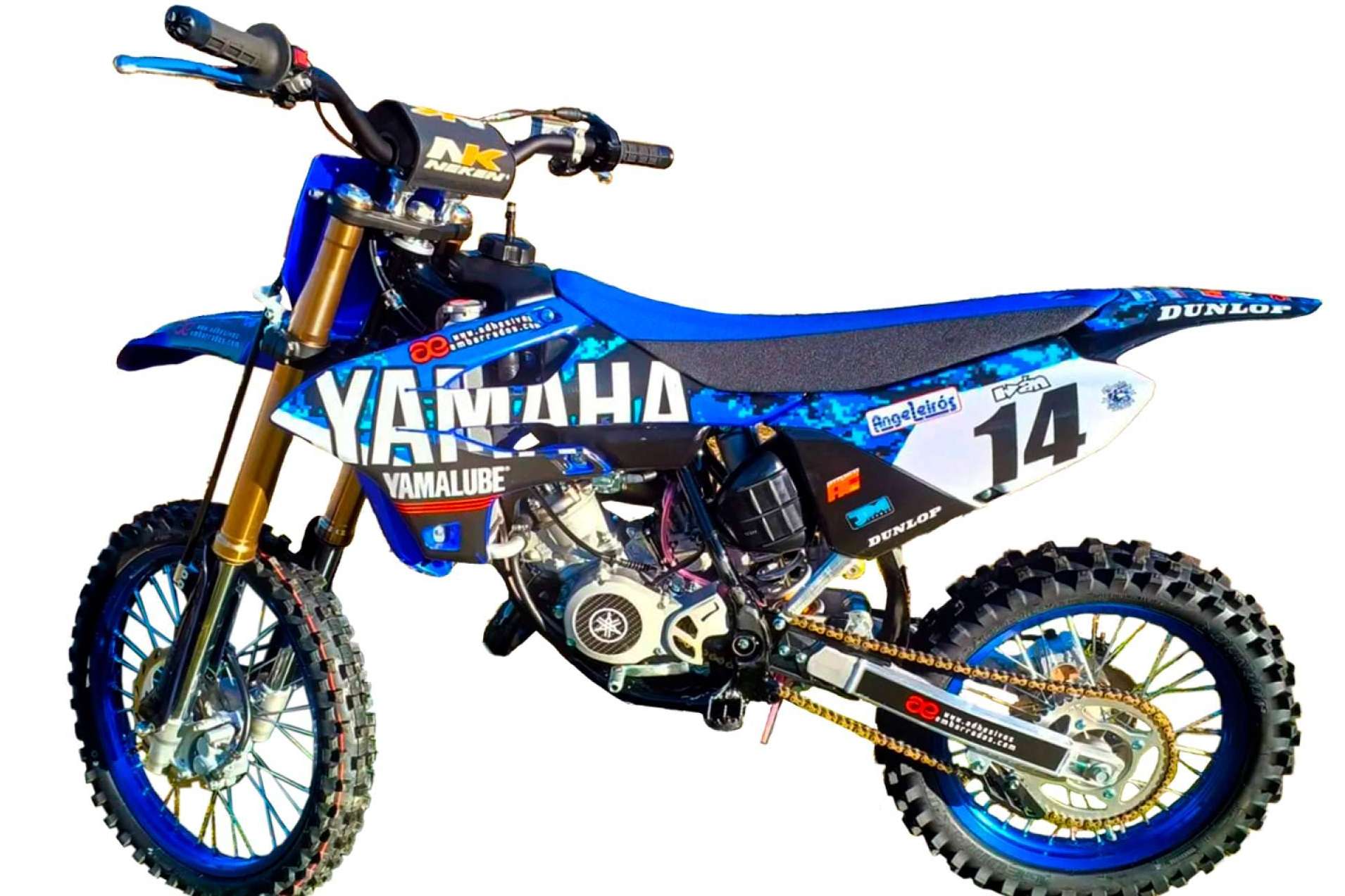 Dar a las motos un nuevo aspecto con plásticos y adhesivos de motocross