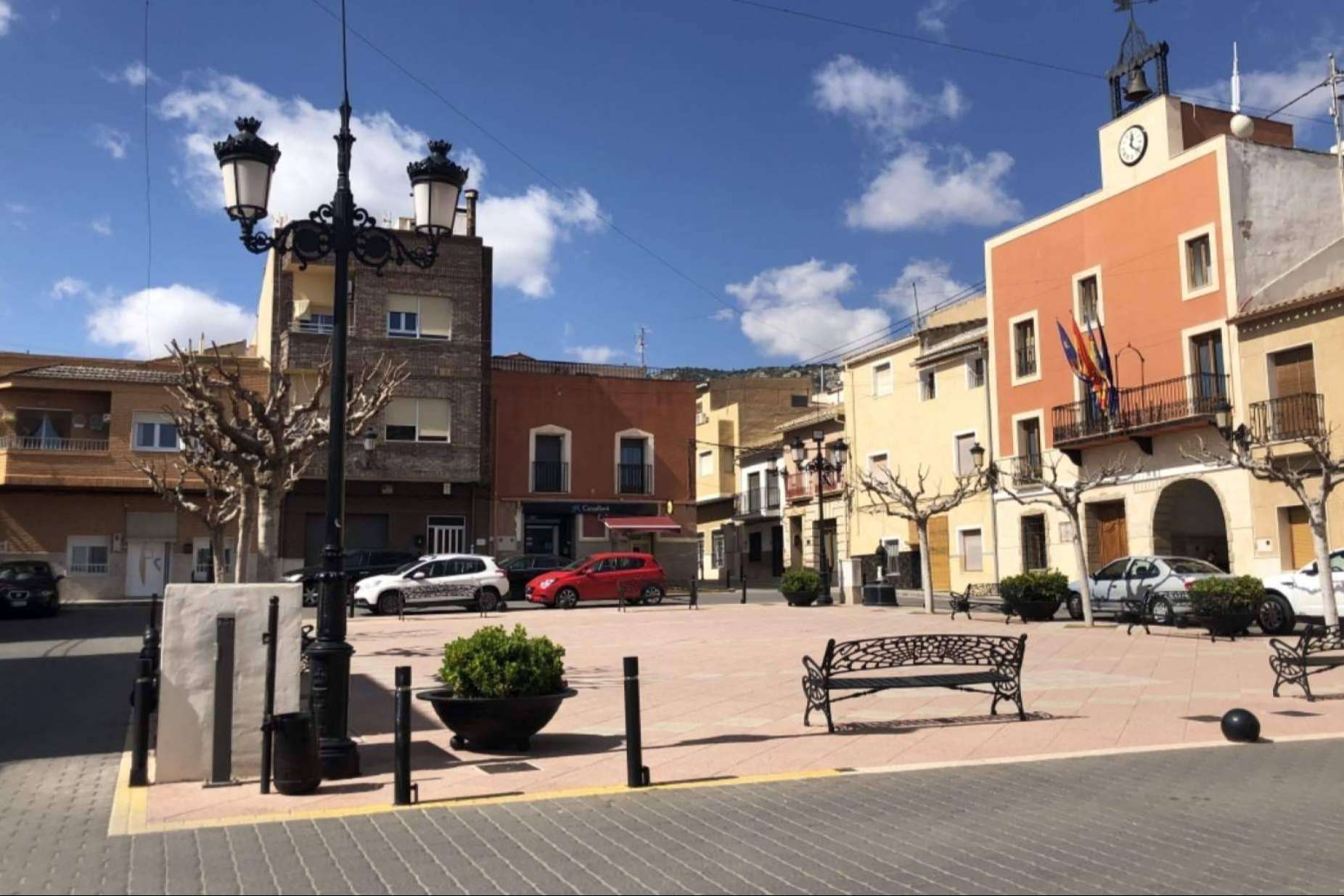 Galvañ Lacados y sus trabajos de limpieza y restauración del patrimonio y mobiliario urbano