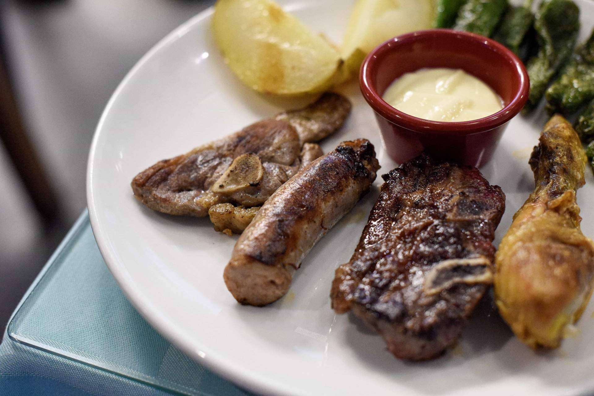 Uno de los mejores lugares para disfrutar de la comida a la brasa en la Barceloneta, Pasa Tapas