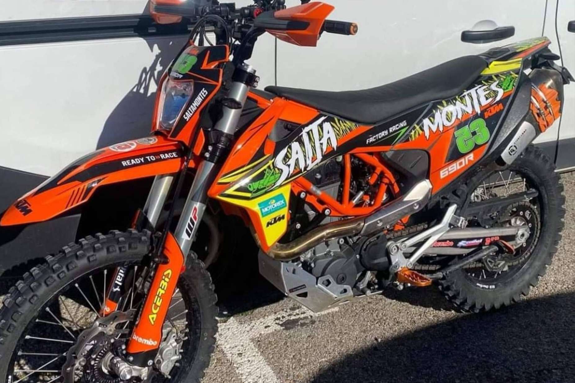 ADHESIVOSEMBARRADOS ofrece diseños de plásticos y adhesivos para motocross personalizados