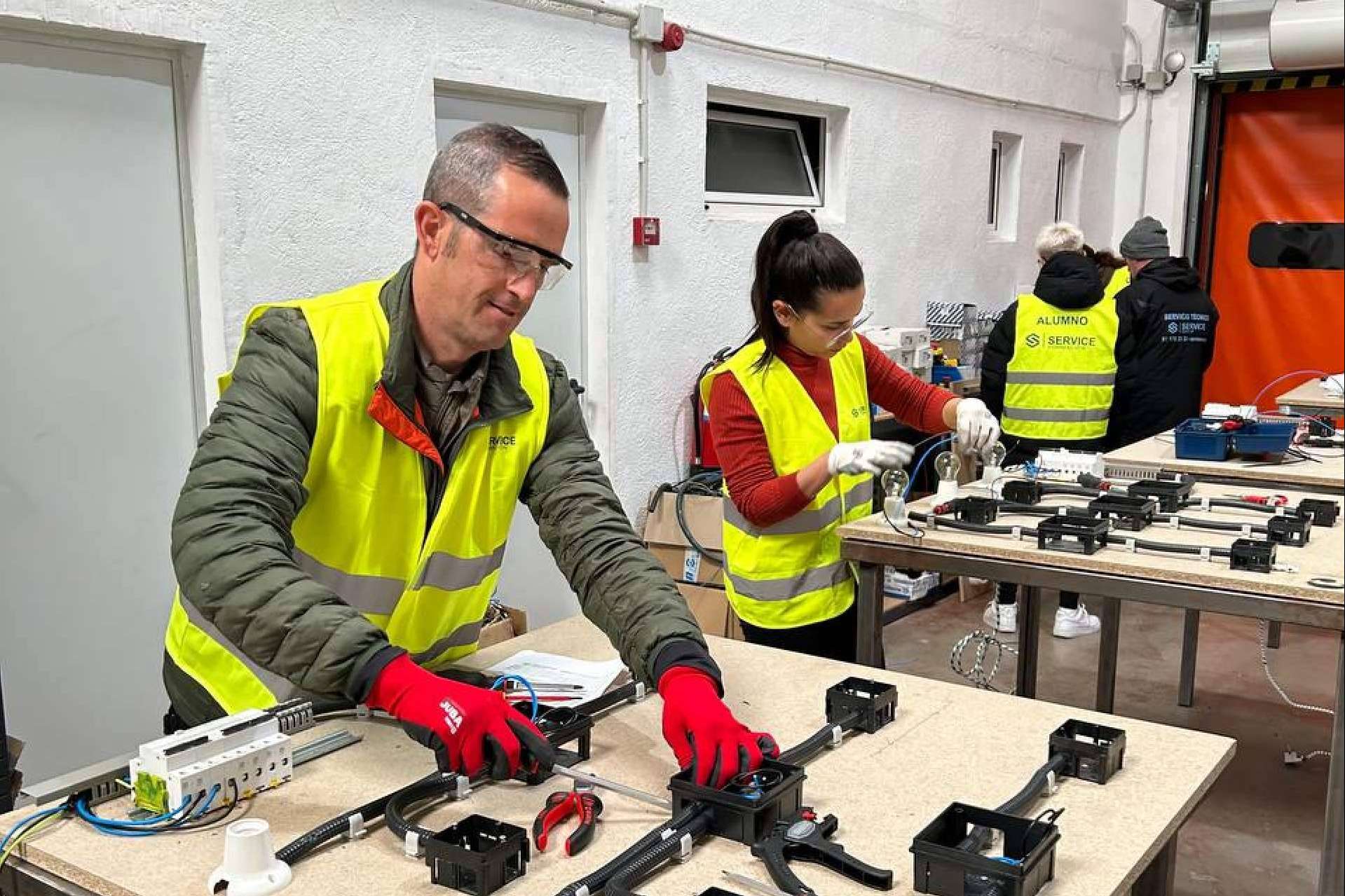 ¿Dónde encontrar un centro de formación acreditado por el SEPE y la Comunidad de Madrid? Servicedoor Formación