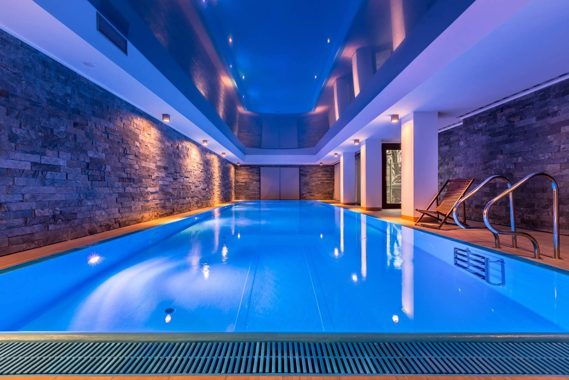 Focos de resina para piscina estéticos y duraderos