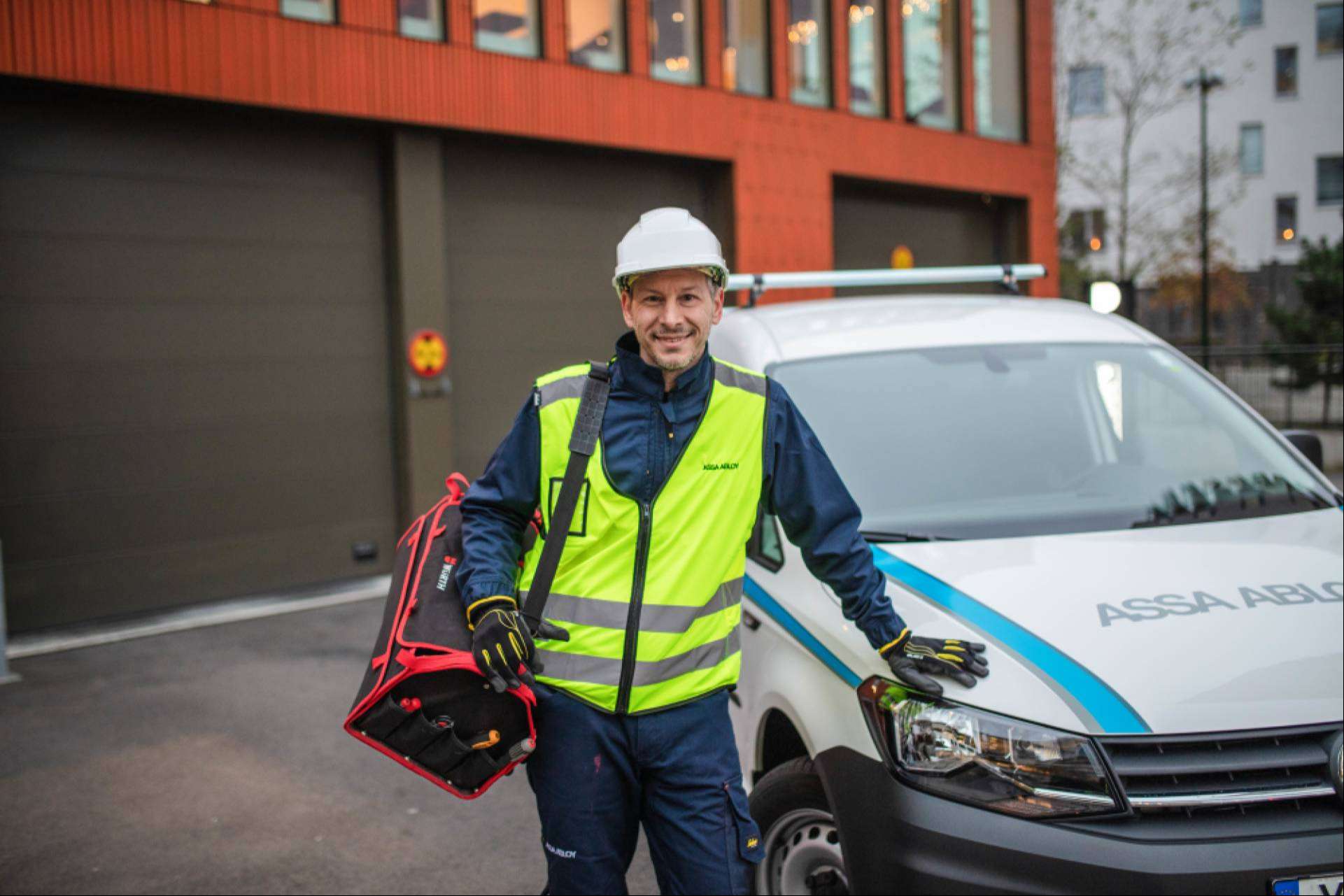 Servicio de mantenimiento para puertas automáticas, industriales y muelles de carga ofrecido por ASSA ABLOY