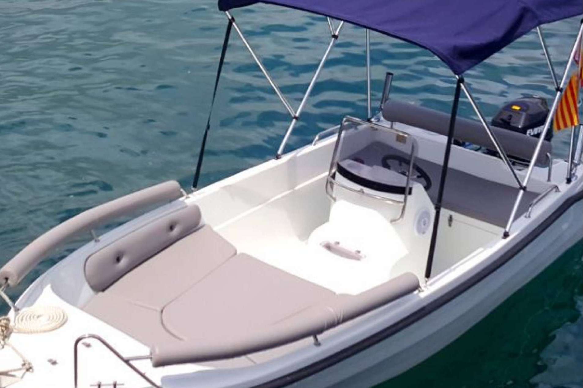 Explorar Blanes alquilando un barco con o sin licencia de Costa Brava Rent a Boat