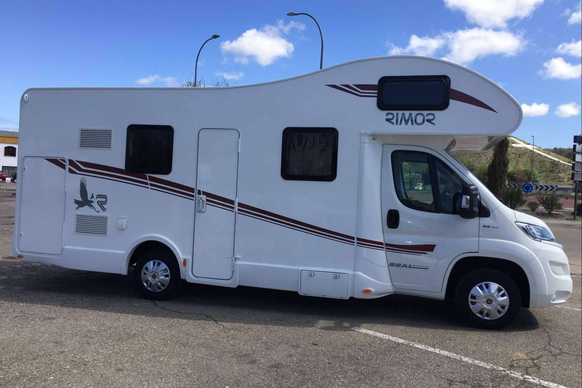 Autocaravanas Camperdadi ofrece un servicio de alquiler de autocaravanas en Madrid con altas prestaciones
