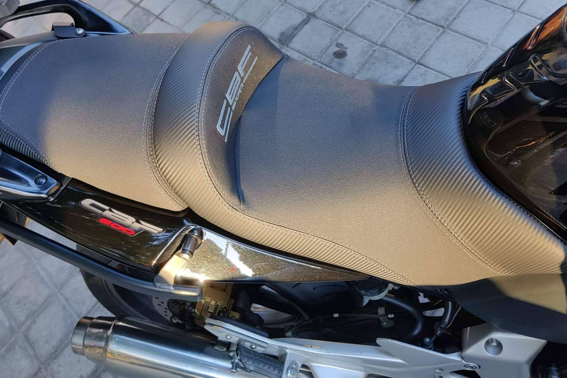 Confort y seguridad equipada con los asientos de moto de JM Fundas