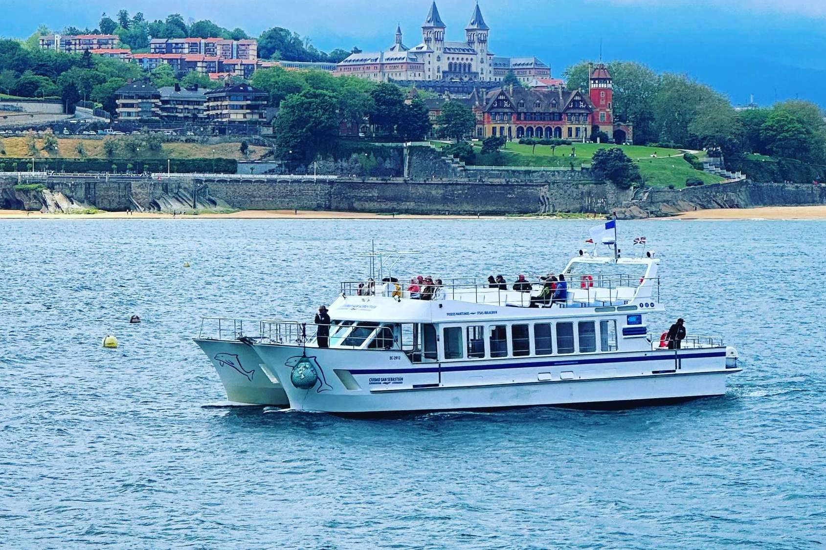 Catamaran Ciudad San Sebastián ofrece una mirada diferente de la costa donostiarra a bordo de un navío sostenible