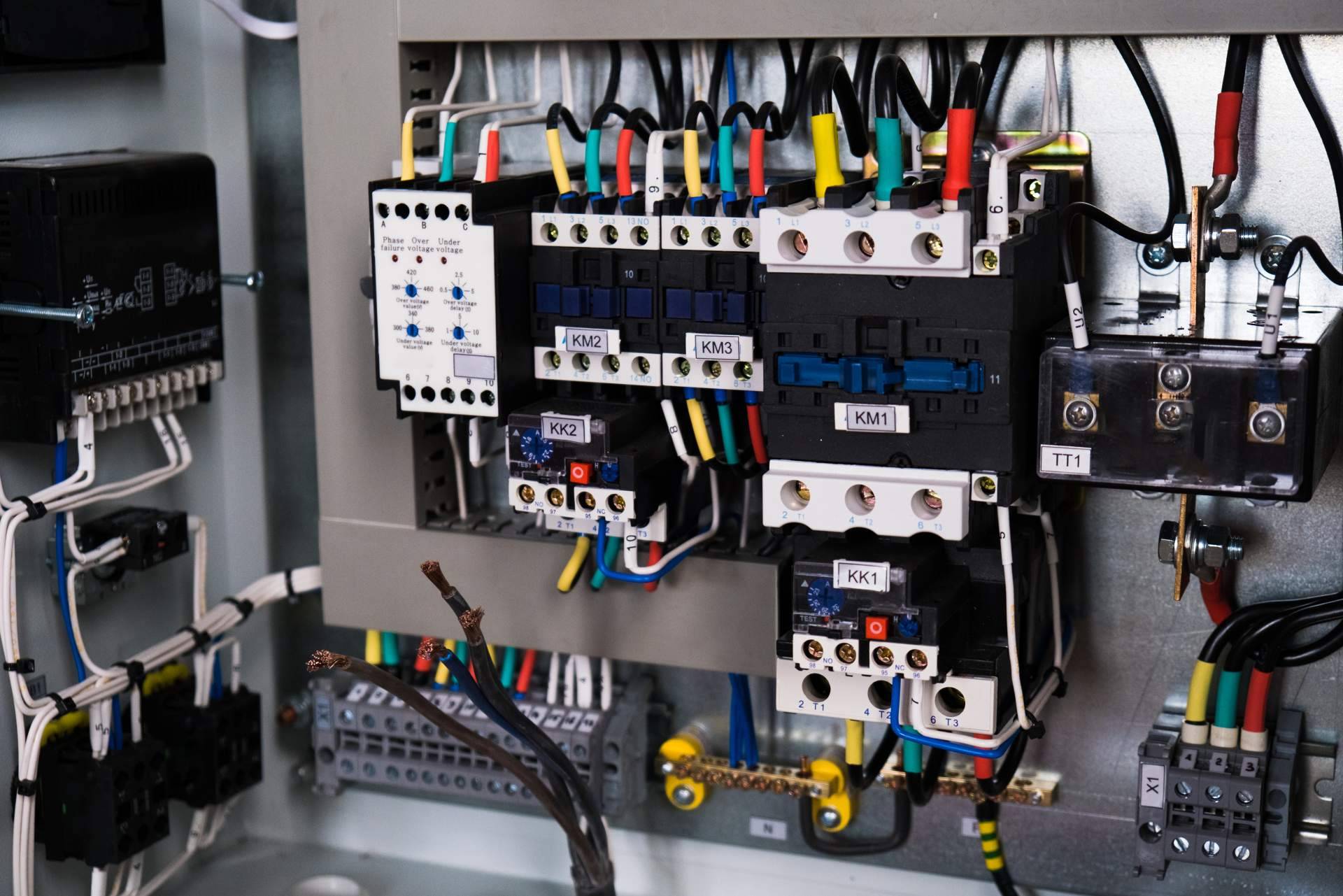 Proyecto de instalación eléctrica de baja tensión para recargar coches