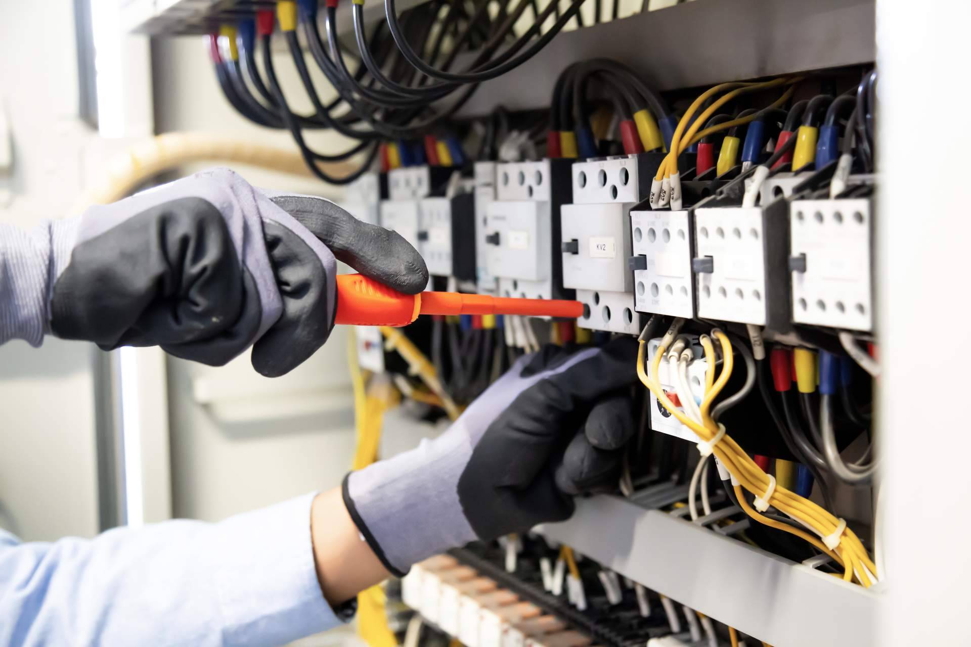 Servicios profesionales de electricistas en Madrid de la mano de ISSE