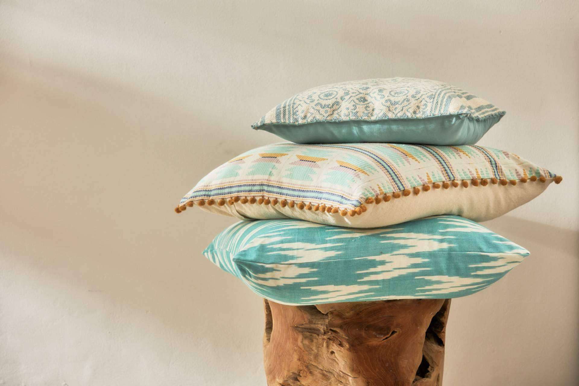 Calma House ofrece colección de cojines, pareos y artículos para el verano en color turquesa