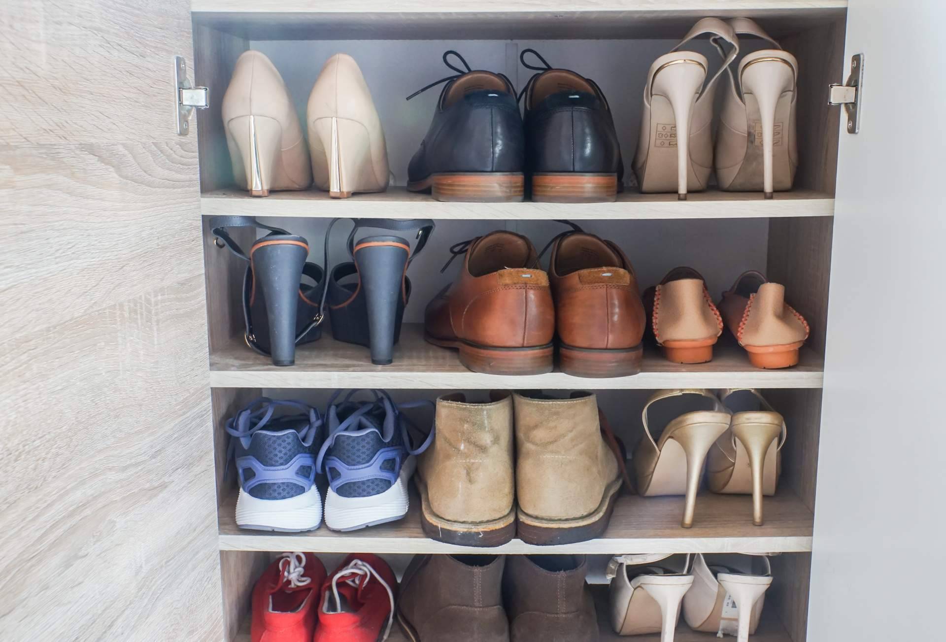 La colección de muebles zapateros de Ámbar Muebles ofrece soluciones para mantener el calzado protegido y organizado