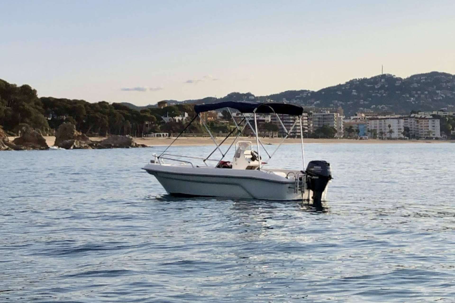 Disfrutar navegando por la Costa Brava sin necesidad de licencia