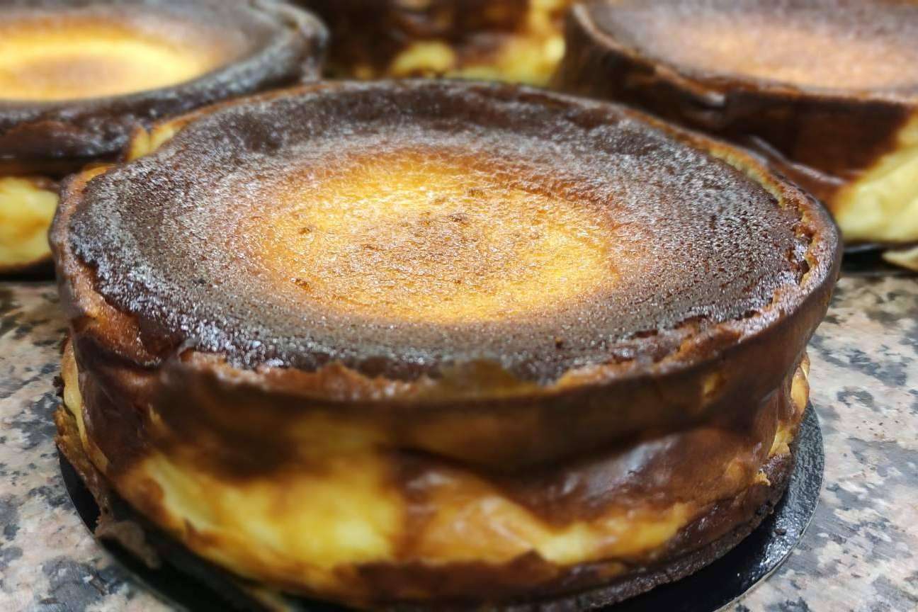 Las tarta de queso vasca, una de las joyas gastronómicas tradicionales de Pastelería Oiartzun