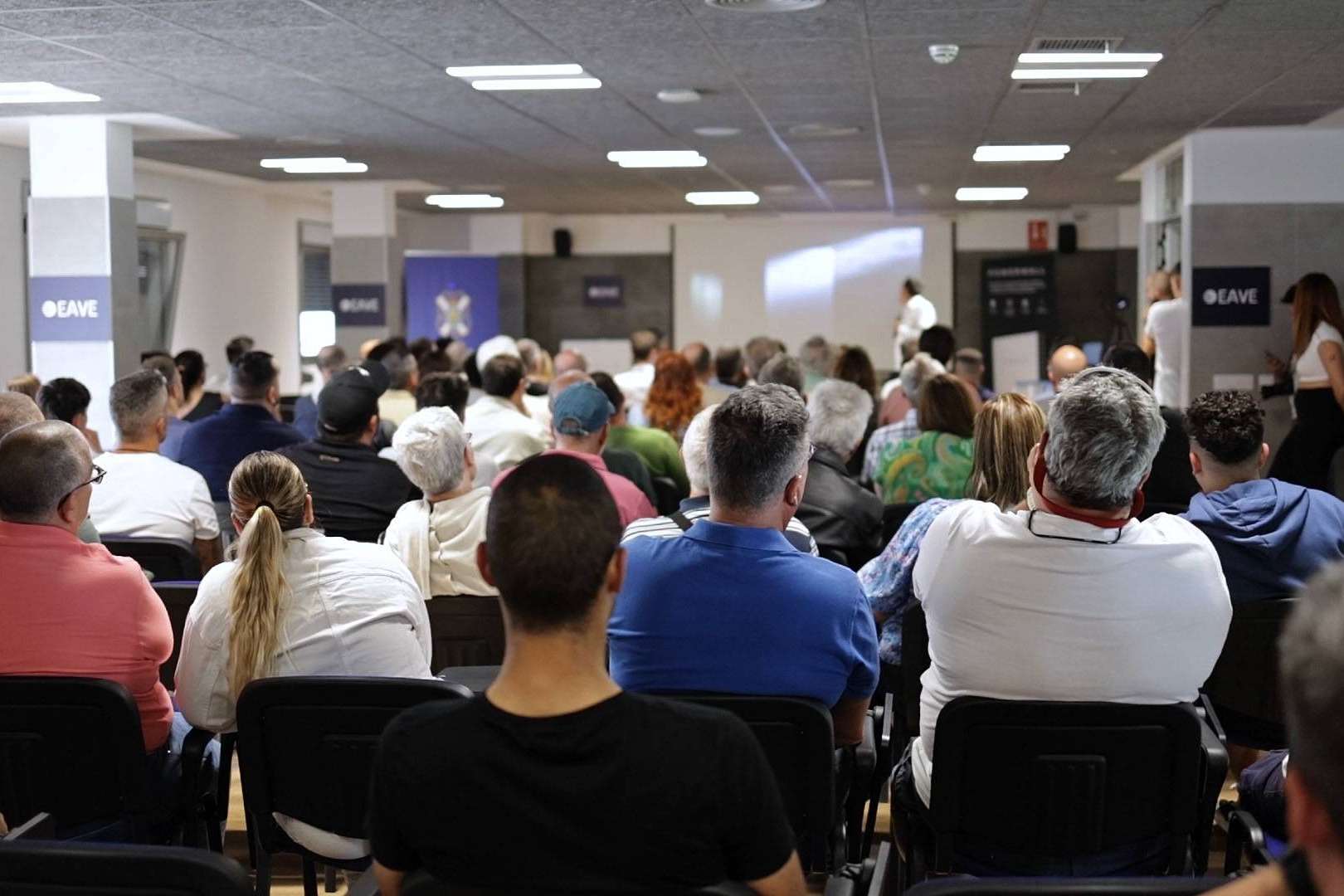 Durante un evento en Tenerife, EAVE y Tesla Energy presentaron productos de gran valor para la movilidad eléctrica