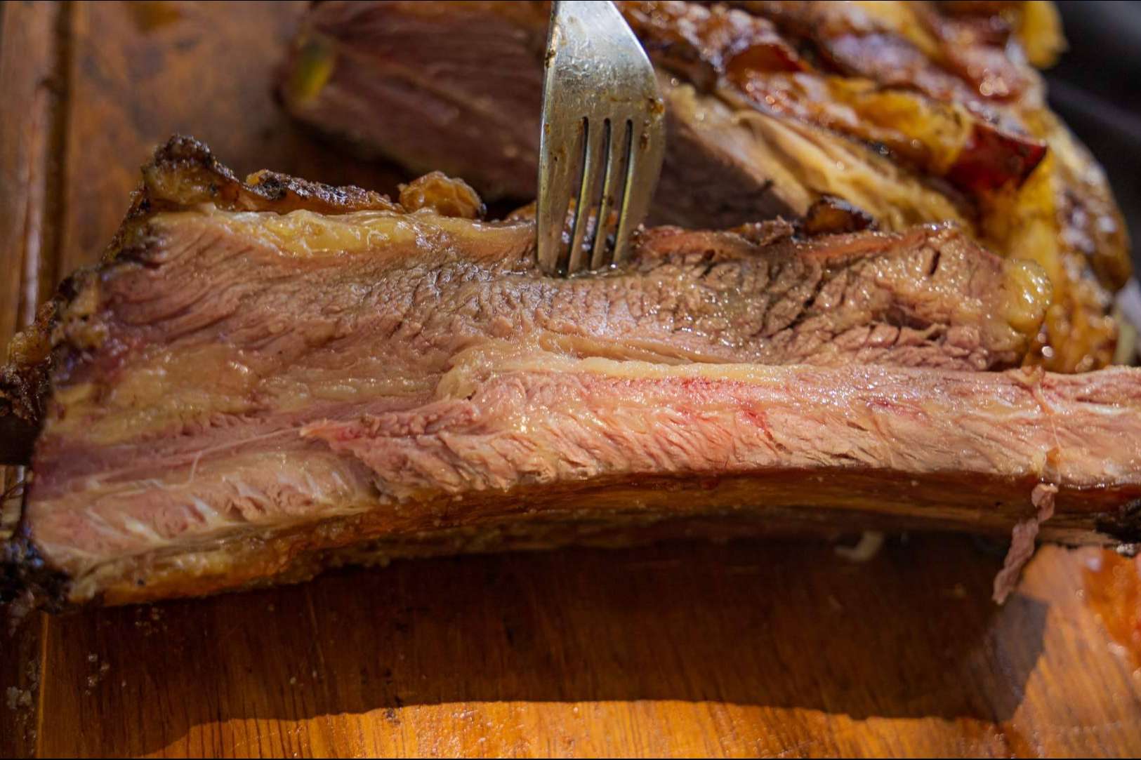 Más allá de una comida, el asado argentino en la mesa con Delicatessen Argentina