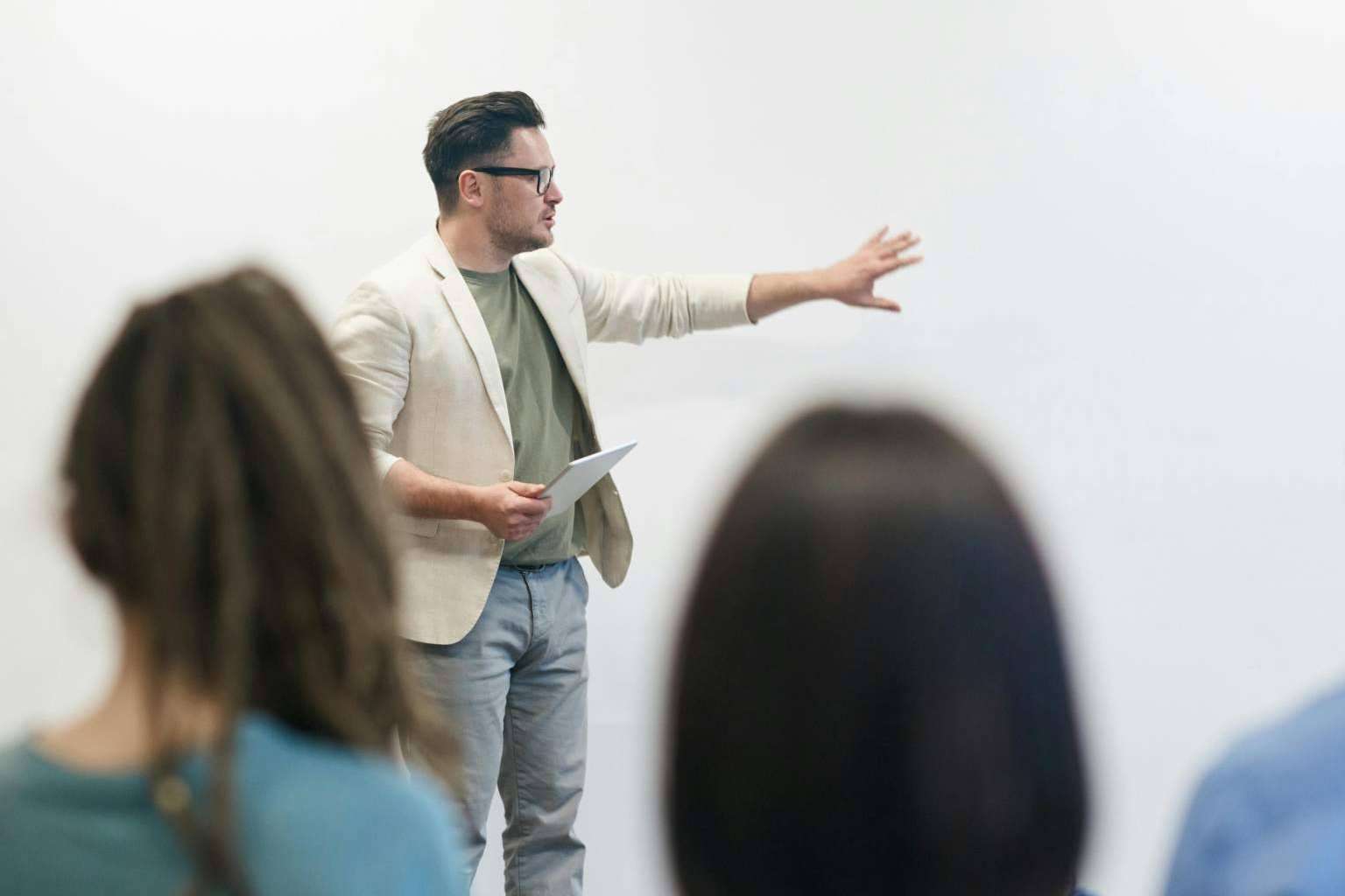 Opospills destaca las principales particularidades para elegir una academia de oposiciones