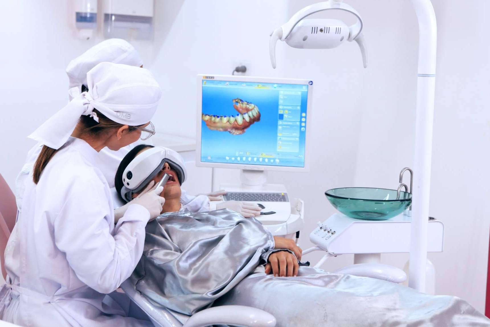 Diagnóstico y tratamiento personalizado para el diseño de sonrisa en las clínicas del Dr. Marlon Becerra