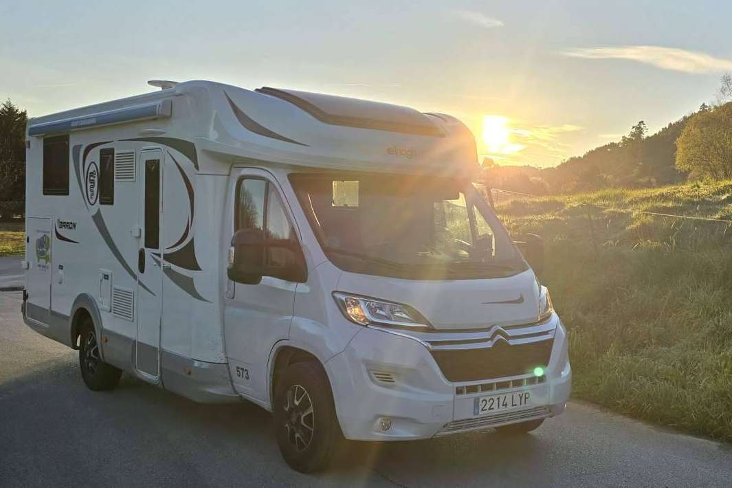 Alquiler de autocaravanas con Amafi Caravaning. Explorar la libertad de viajar sin límites