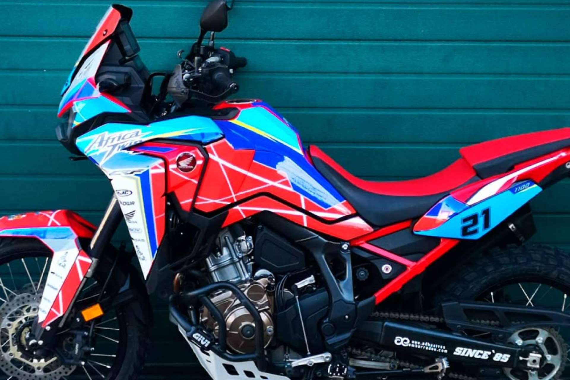ADHESIVOSEMBARRADOS permite elevar la estética de una moto con su kit de pegatinas personalizado
