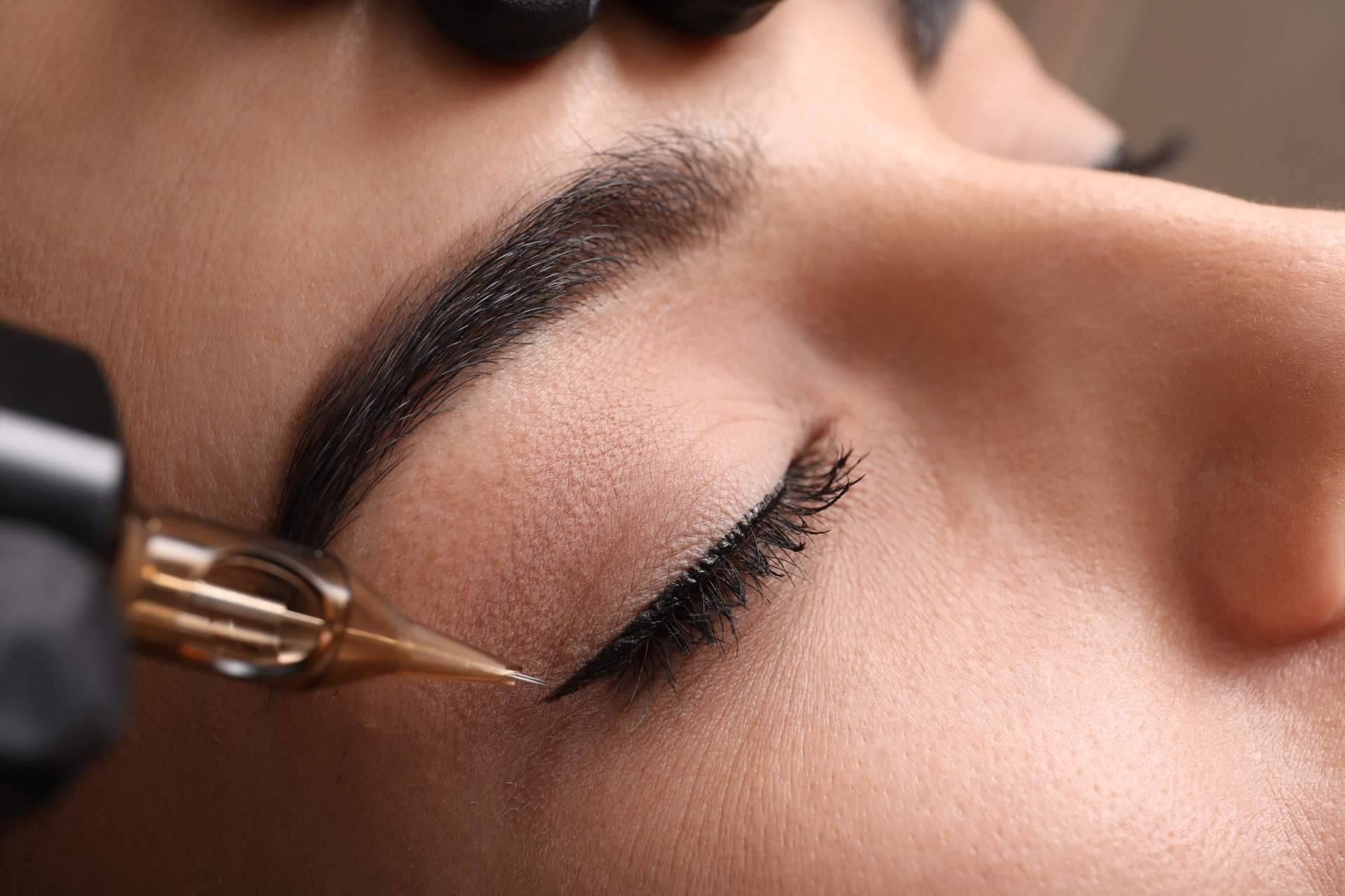 Técnica de micropigmentación de ojos en tendencia