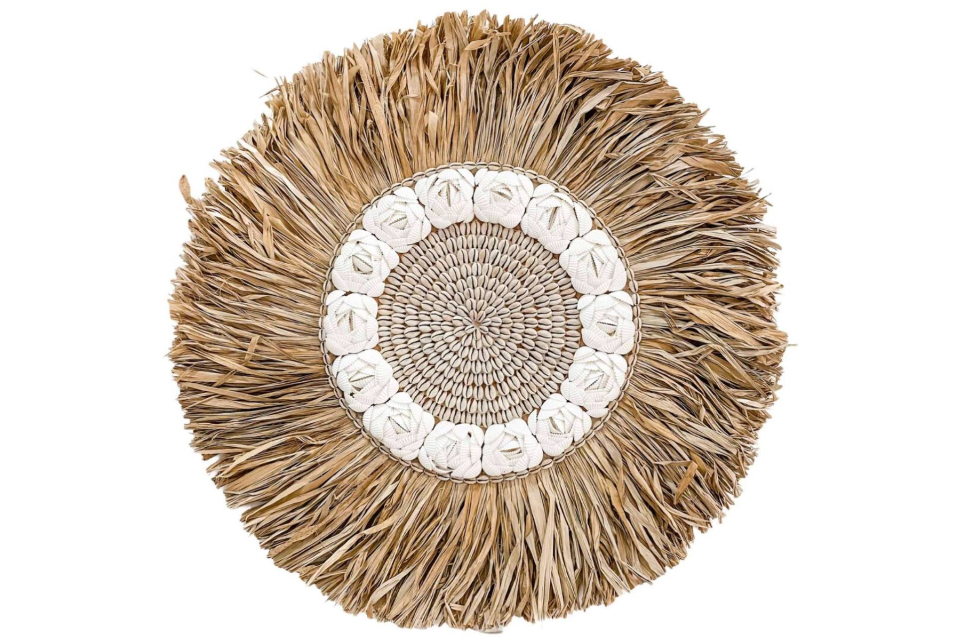Decorar la pared con adornos de plumas, de la mano de Bali Jewels y sus juju hats artesanales
