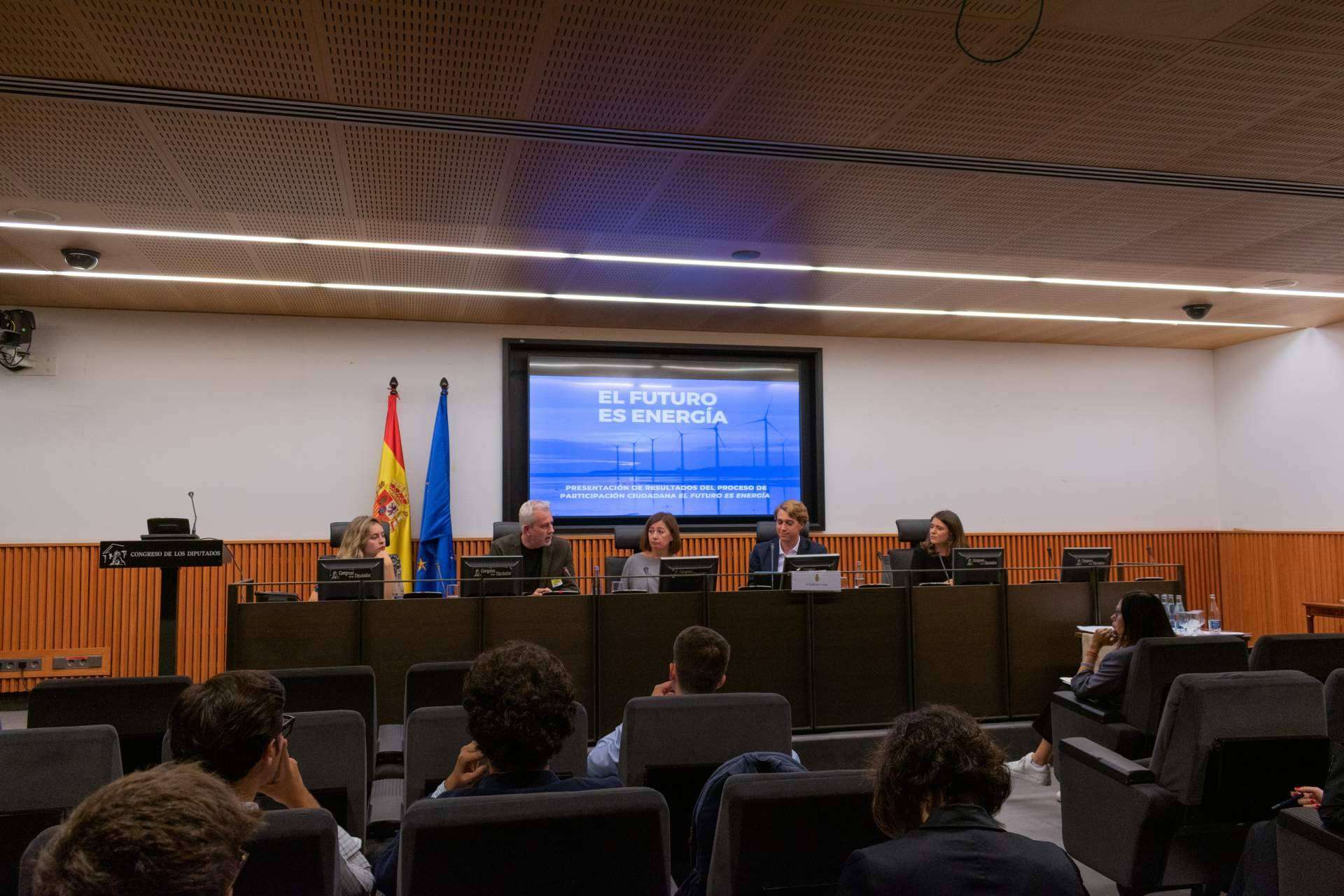 Jóvenes y expertos coinciden; modernizar las redes eléctricas es clave para integrar las energías renovables