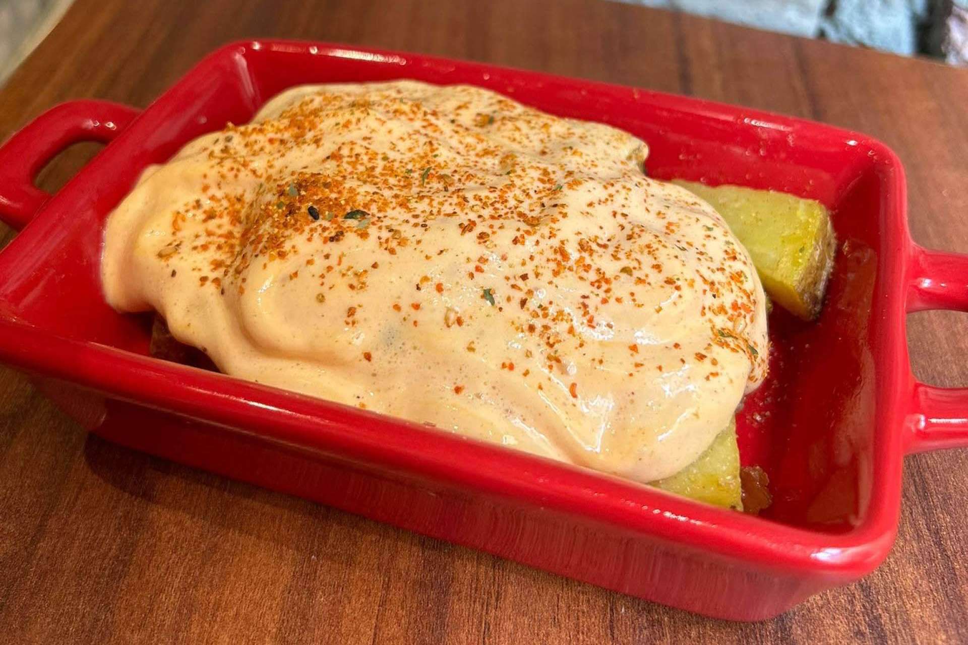 Las patatas bravas de Casaamigos son una explosión de sabor y textura