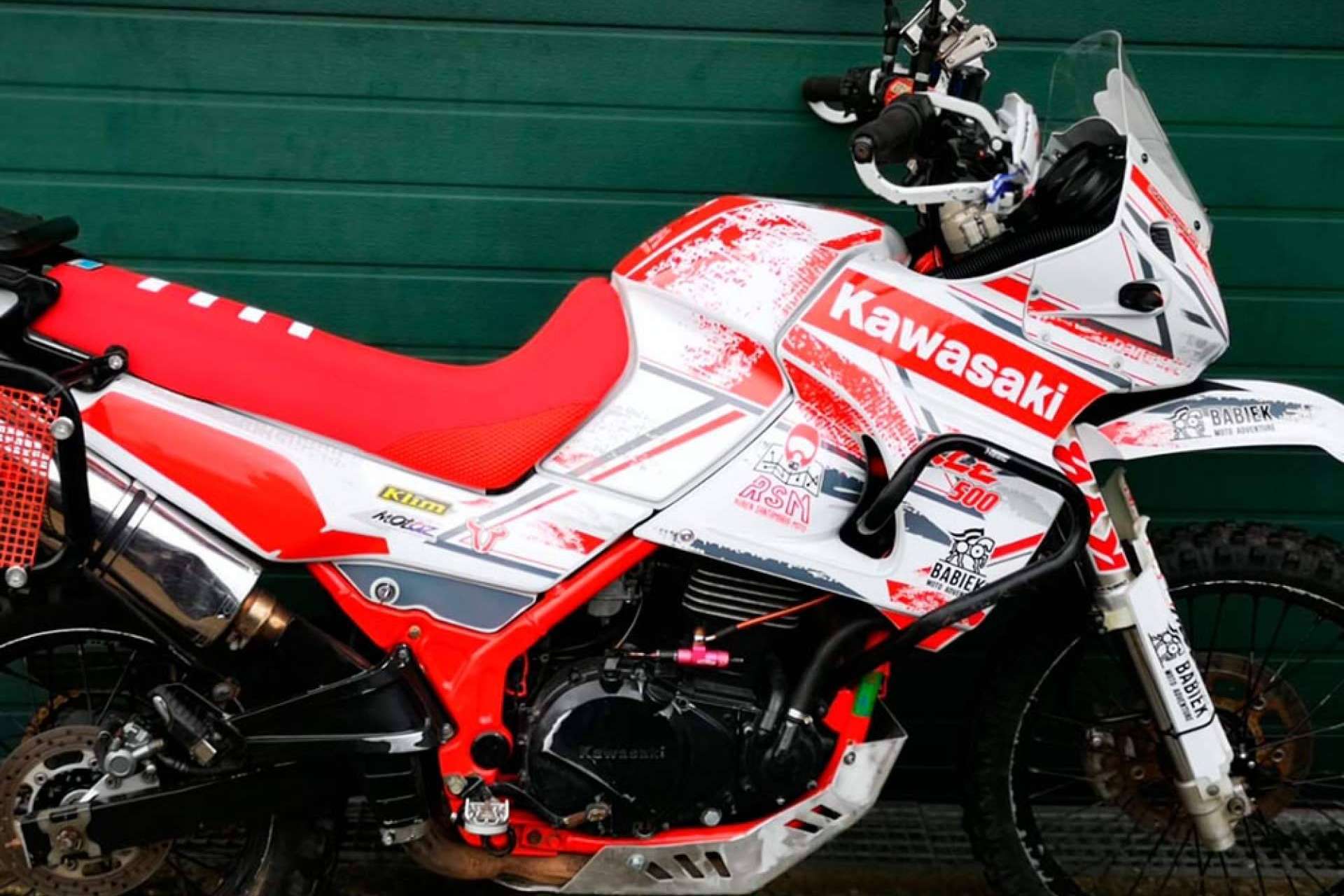 ADHESIVOSEMBARRADOS, especialistas en el diseño y fabricación de adhesivos personalizados para moto