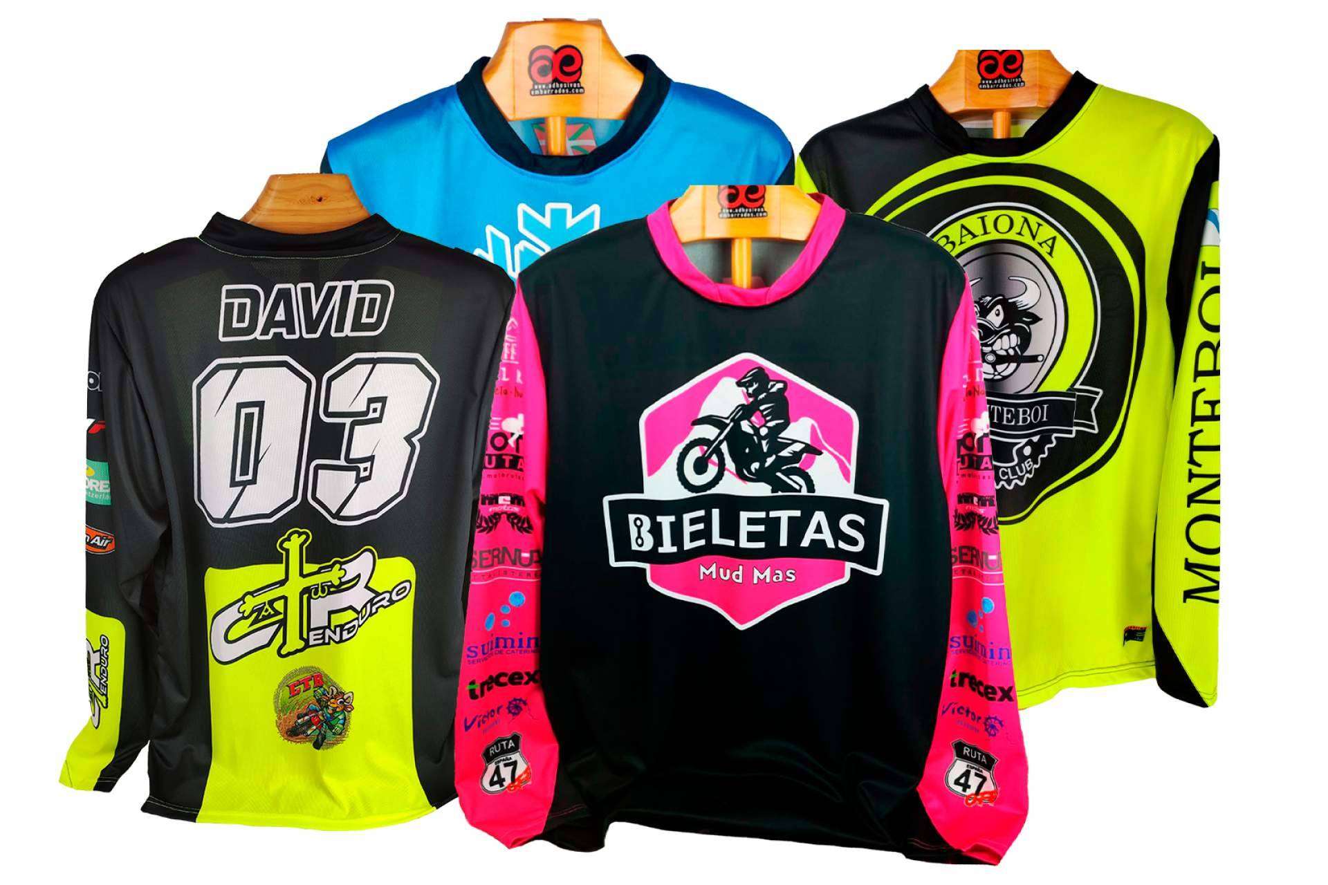 ADHESIVOSEMBARRADOS ofrece una personalización única de la ropa de moto