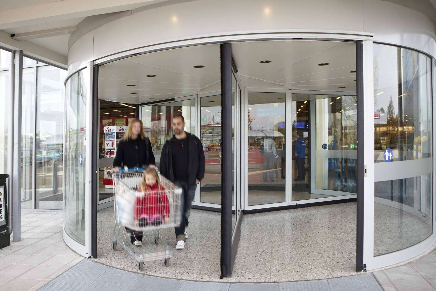 El moderno catálogo de ASSA ABLOY en puertas giratorias automáticas