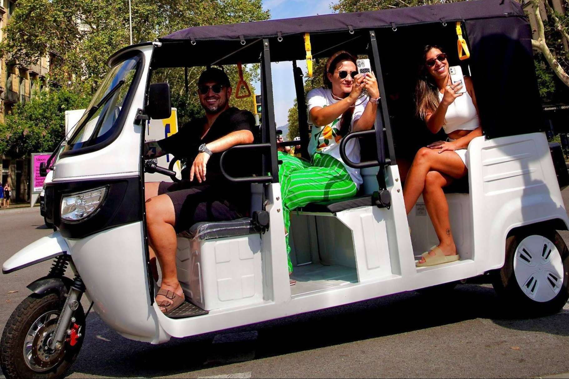 Explorar España en tuk tuk eléctrico; movilidad verde para un turismo responsable