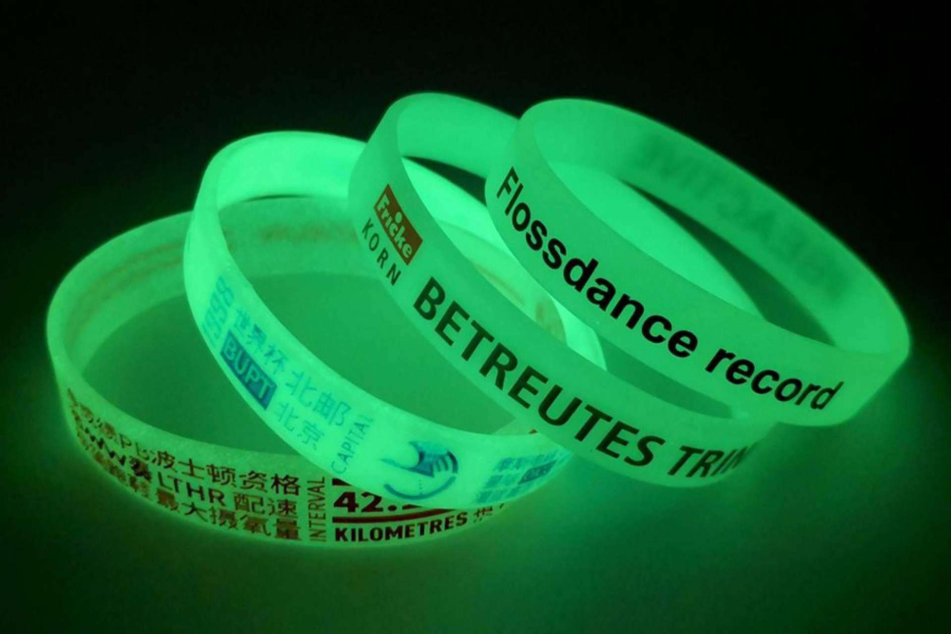 Pulseras de silicona glow in the dark, el accesorio esencial para eventos nocturnos