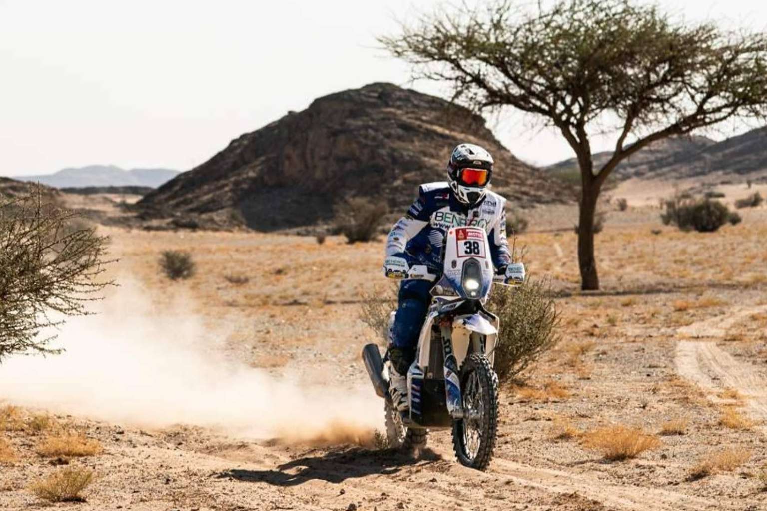 Innovación y diseño en adhesivos de moto personalizados para el DAKAR con ADHESIVOSEMBARRADOS