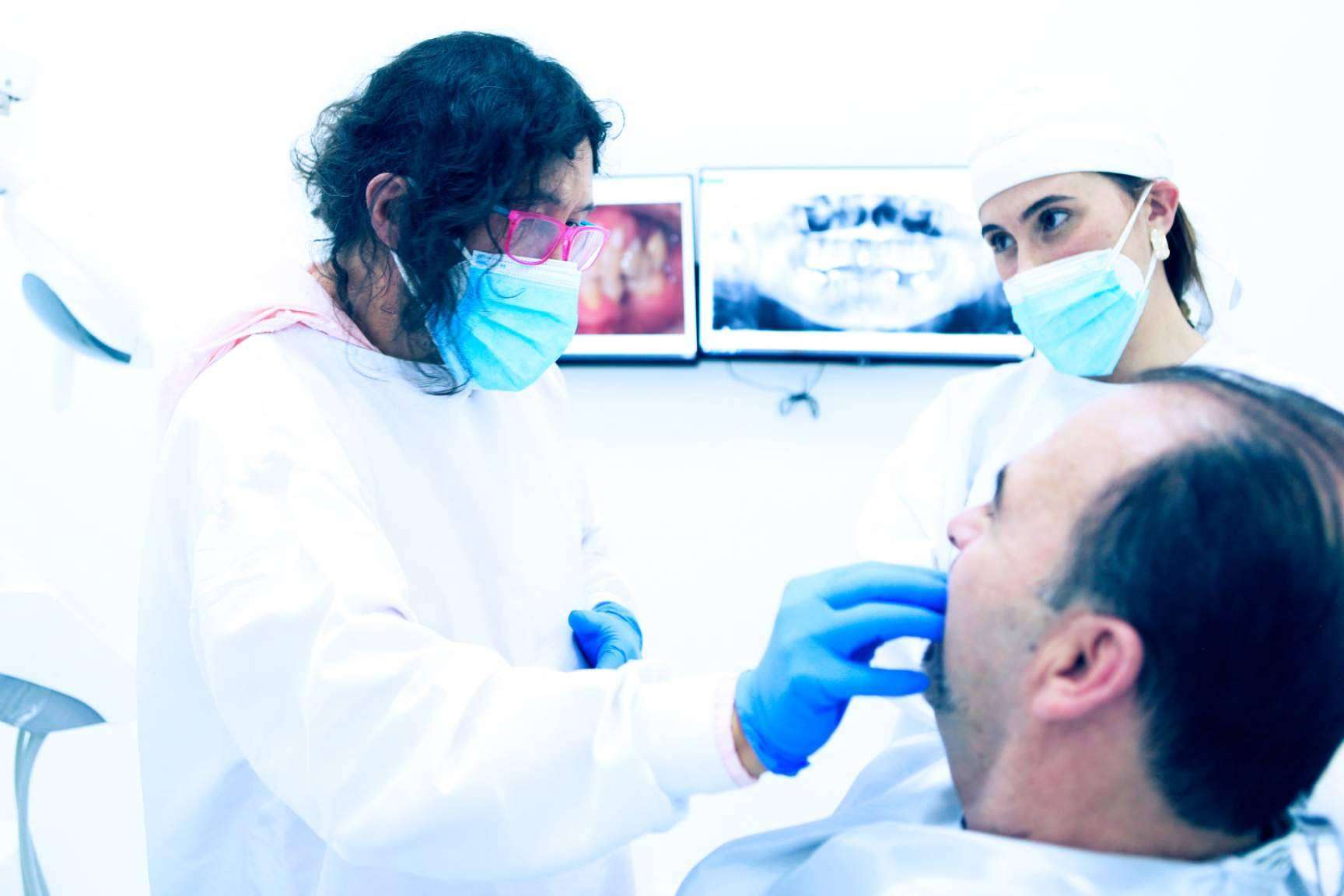 Marlon Becerra se especializa en implantes dentales en Colombia
