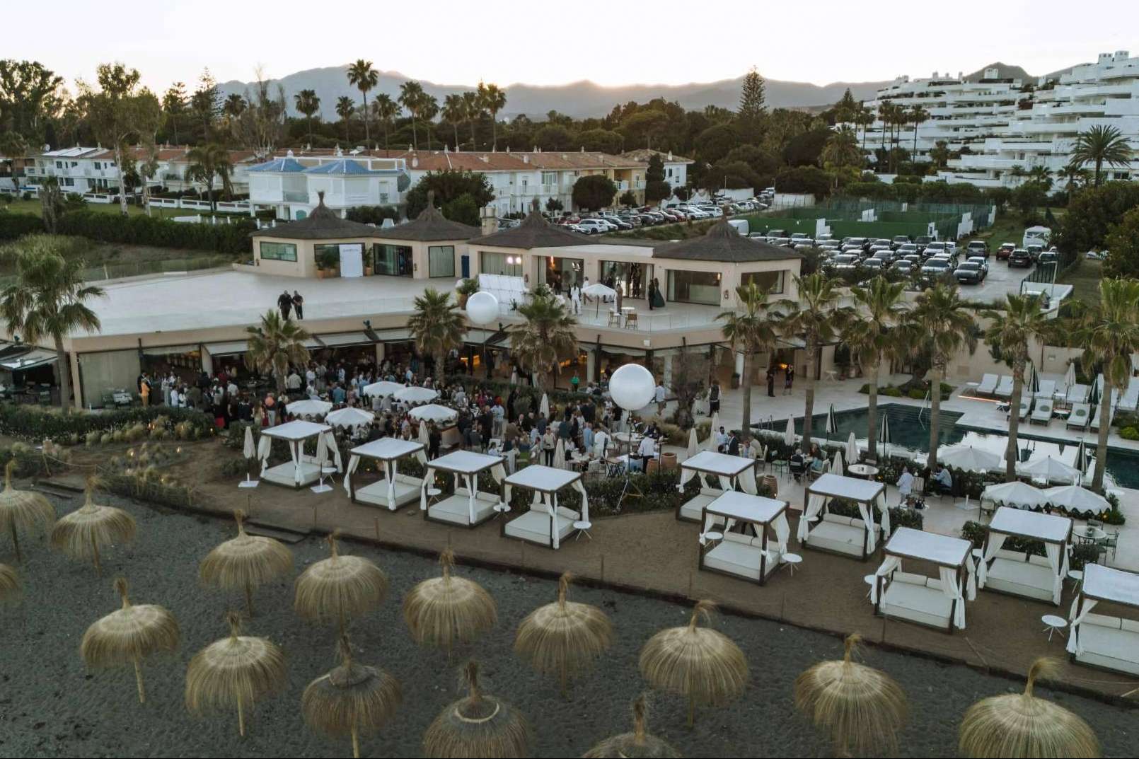 El último brindis del año frente al mar en el Beach Club y restaurante, Barbillón Marbella