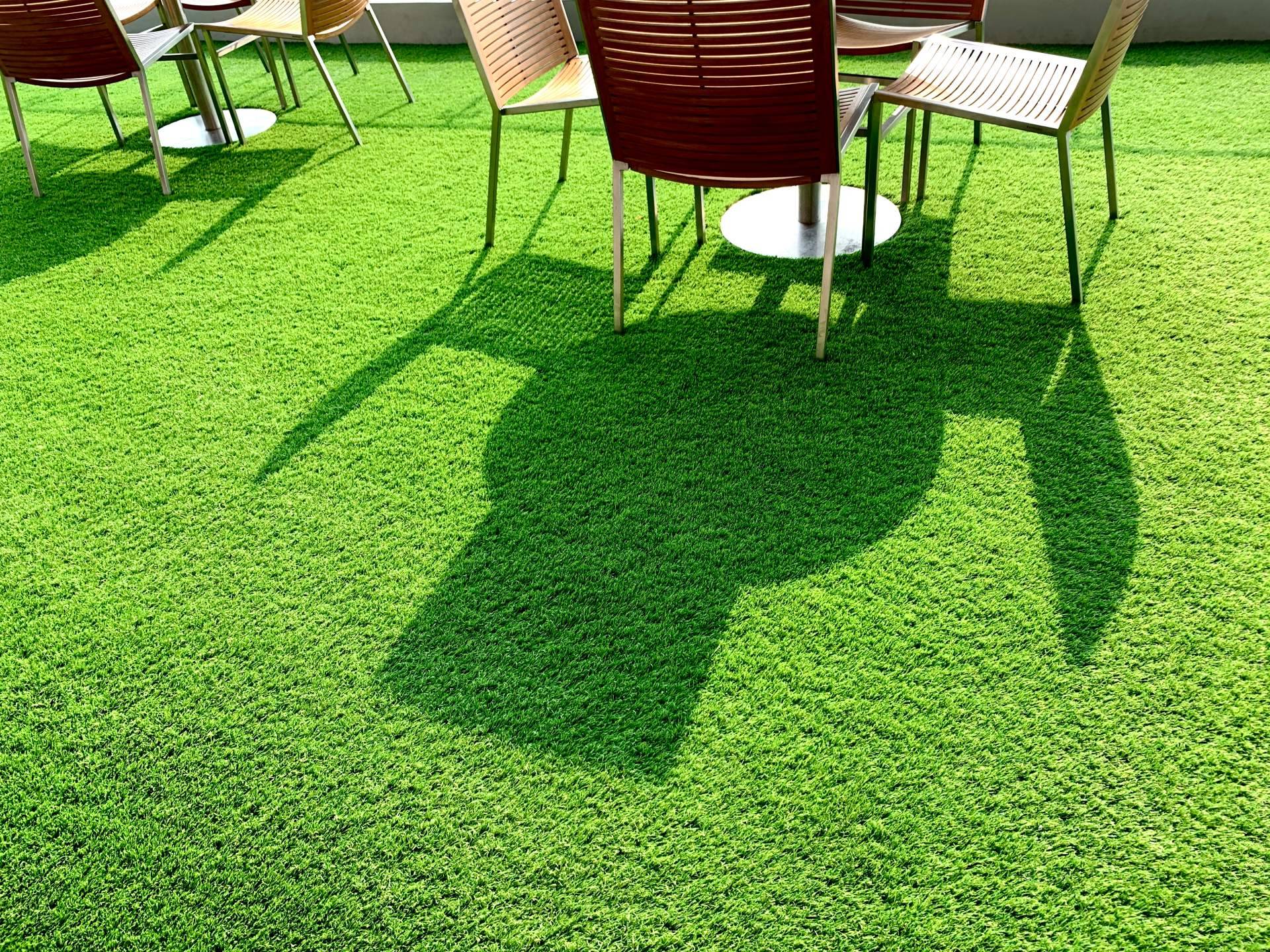Transformar un balcón en una terraza de ensueño con césped artificial