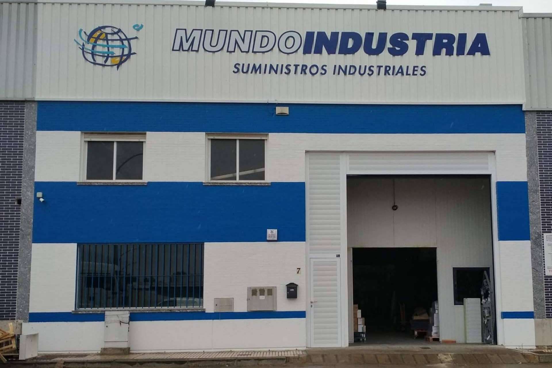 Mundo Industria celebra la reapertura de su tienda en Salamanca con instalaciones renovadas