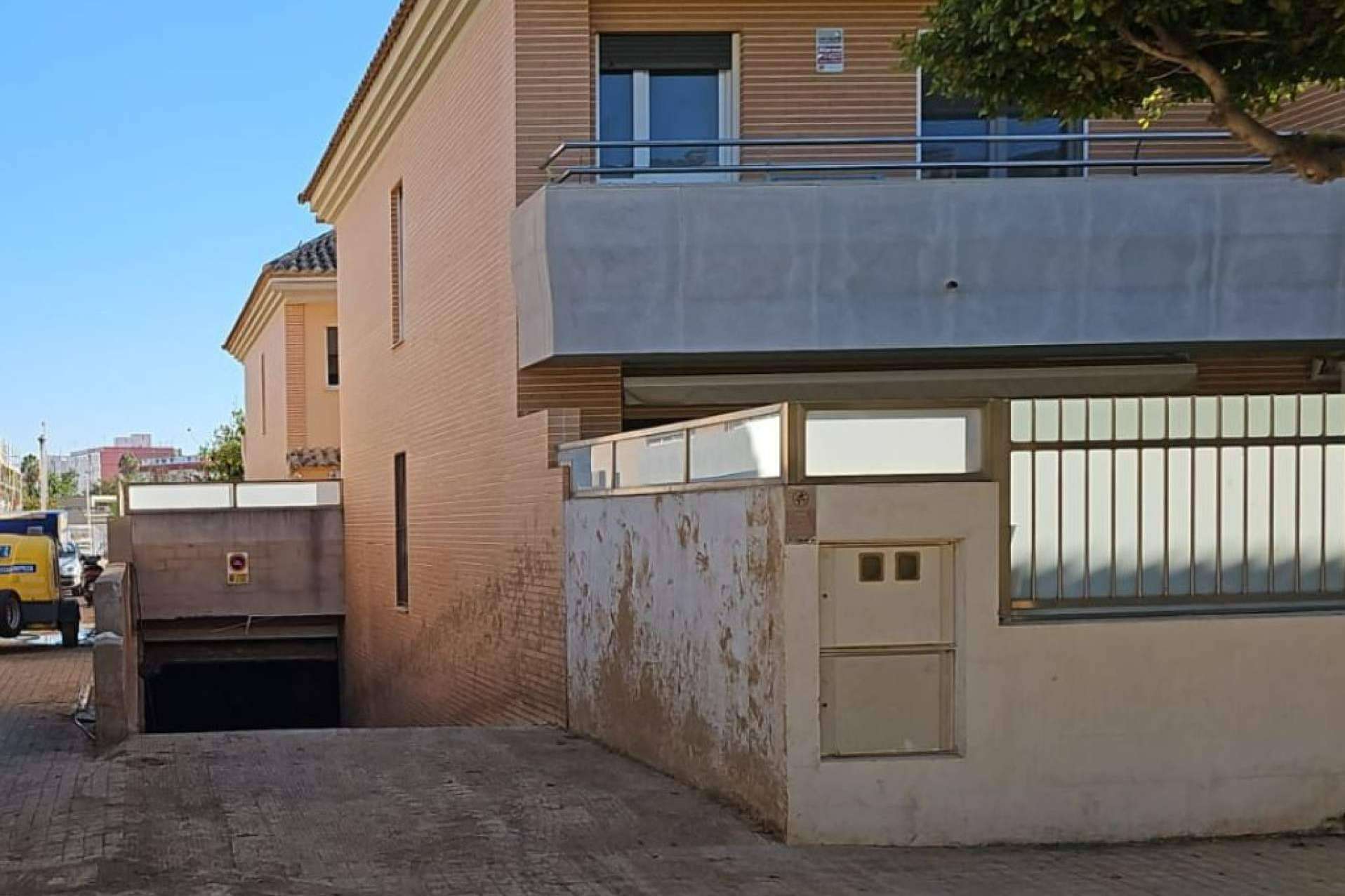 Desinfección eficaz tras la DANA; Galvañ Lacados aplica limpieza profesional con vapor a alta presión en Valencia