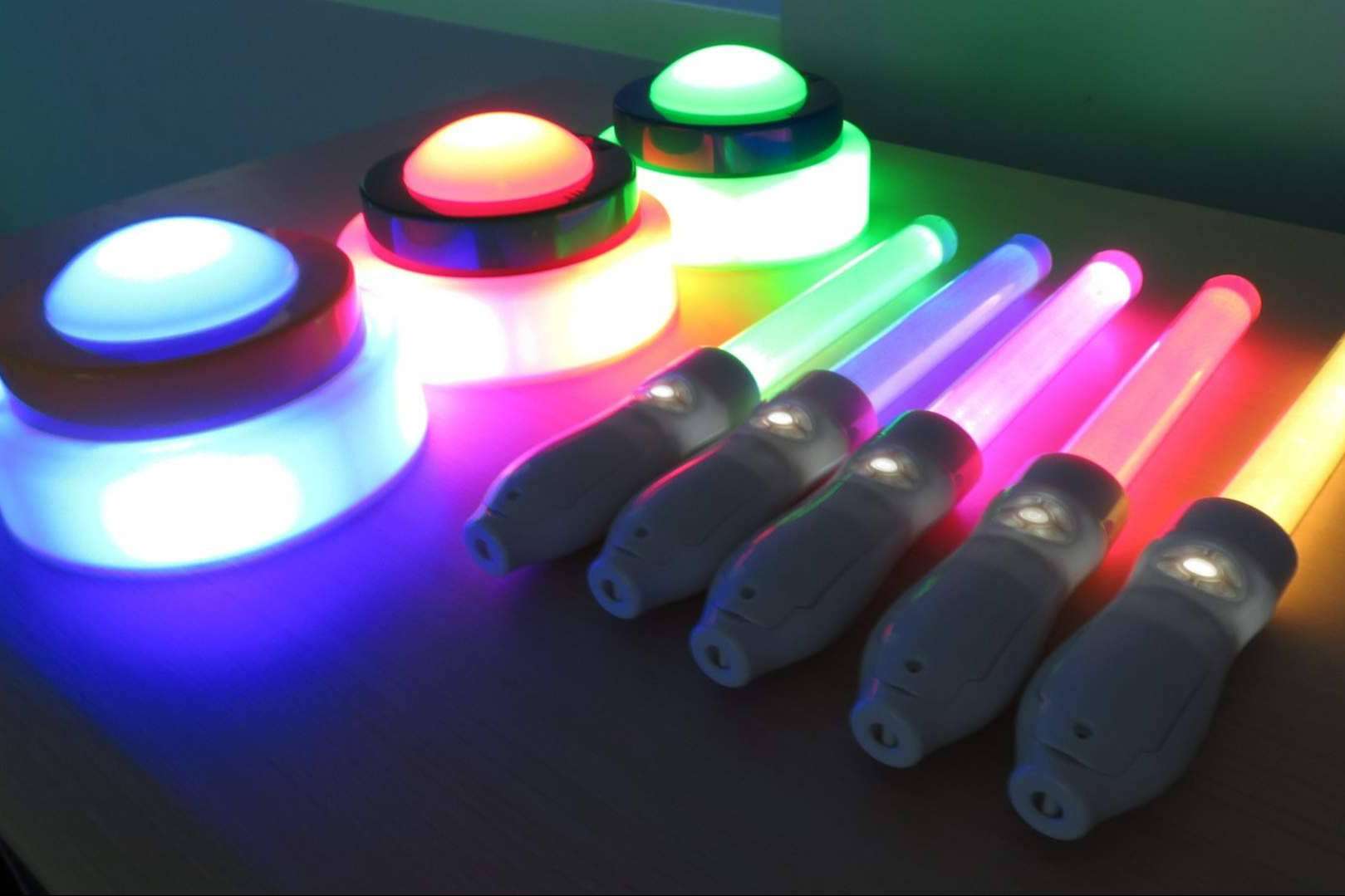 Innovación en eventos, palos de votación luminosos para interacción y dinamismo