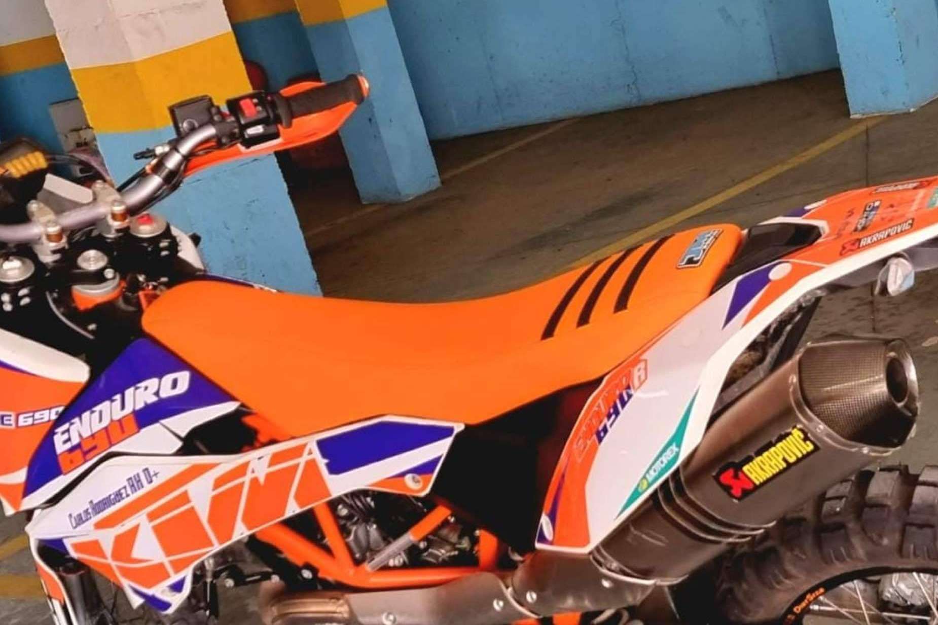 ADHESIVOSEMBARRADOS transforma motocicletas con adhesivos y plásticos personalizados