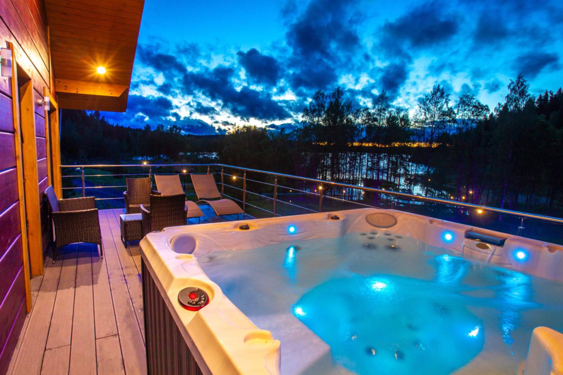 Iluminación para piscina, venta al por mayor y entrega eficiente desde Alicante, con Warmpool