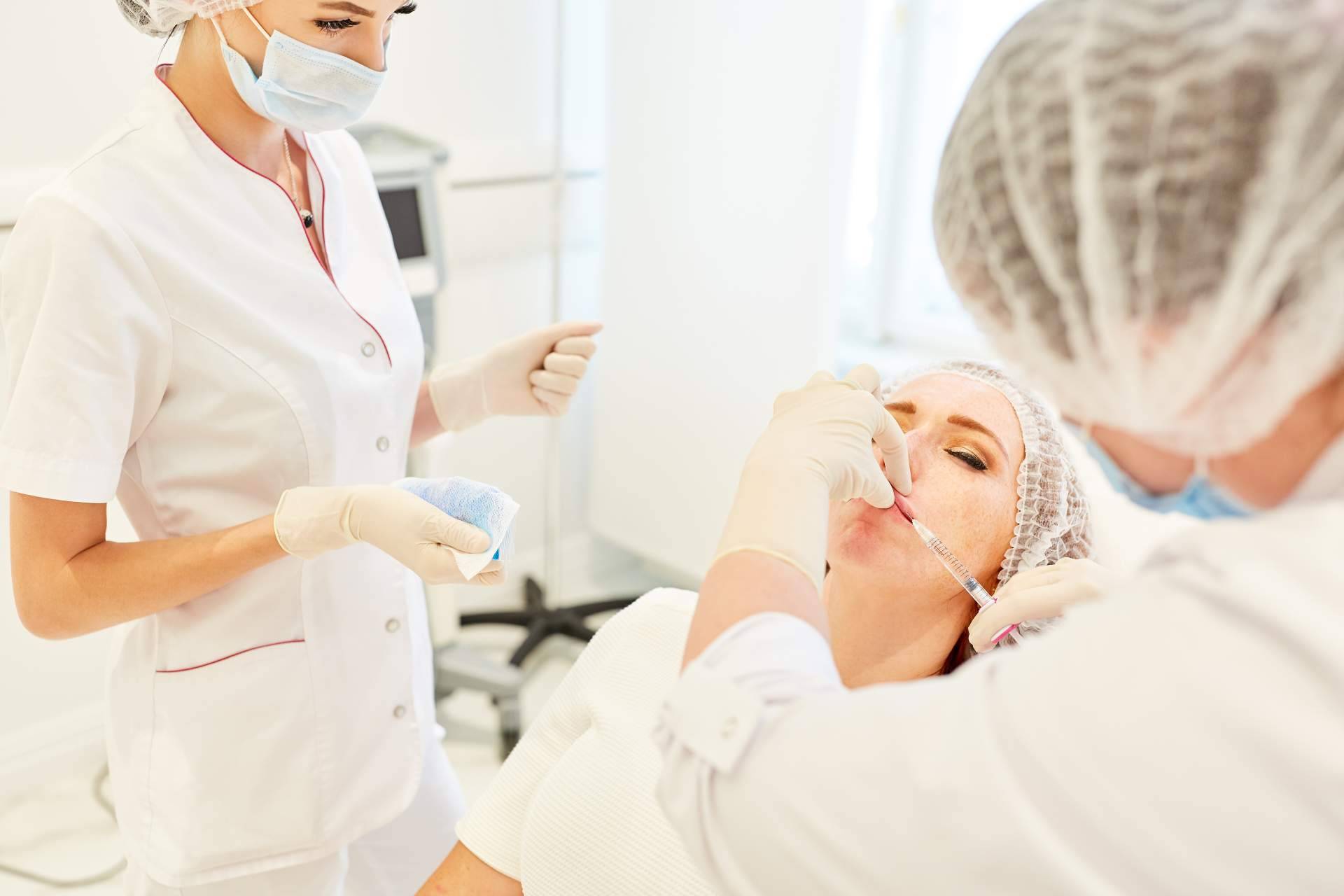 SoloUniformes, la referencia en uniformes de estética personalizados con calidad profesional